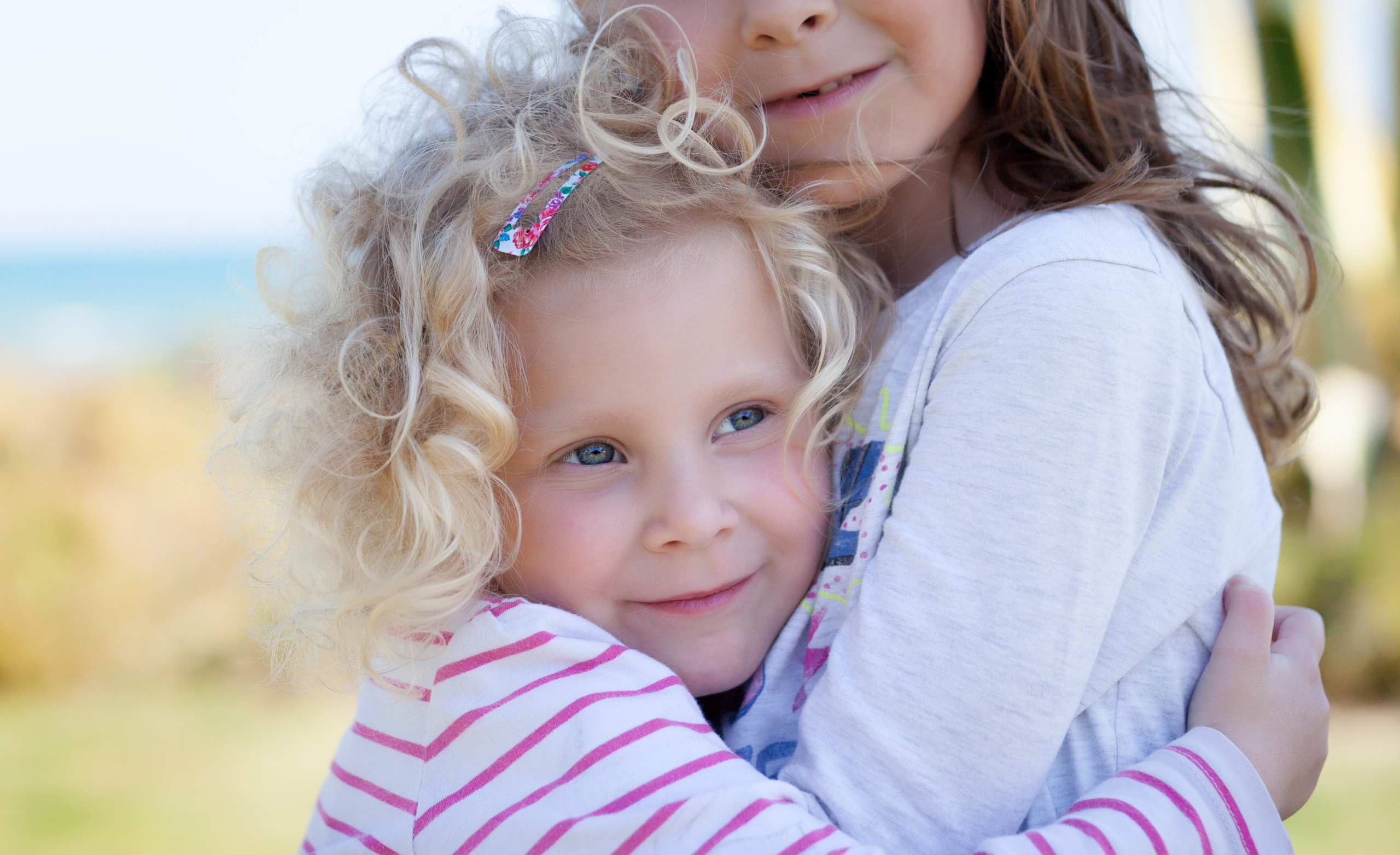 Sisters. Family and real state photographer in Haugesund Dina Vikra