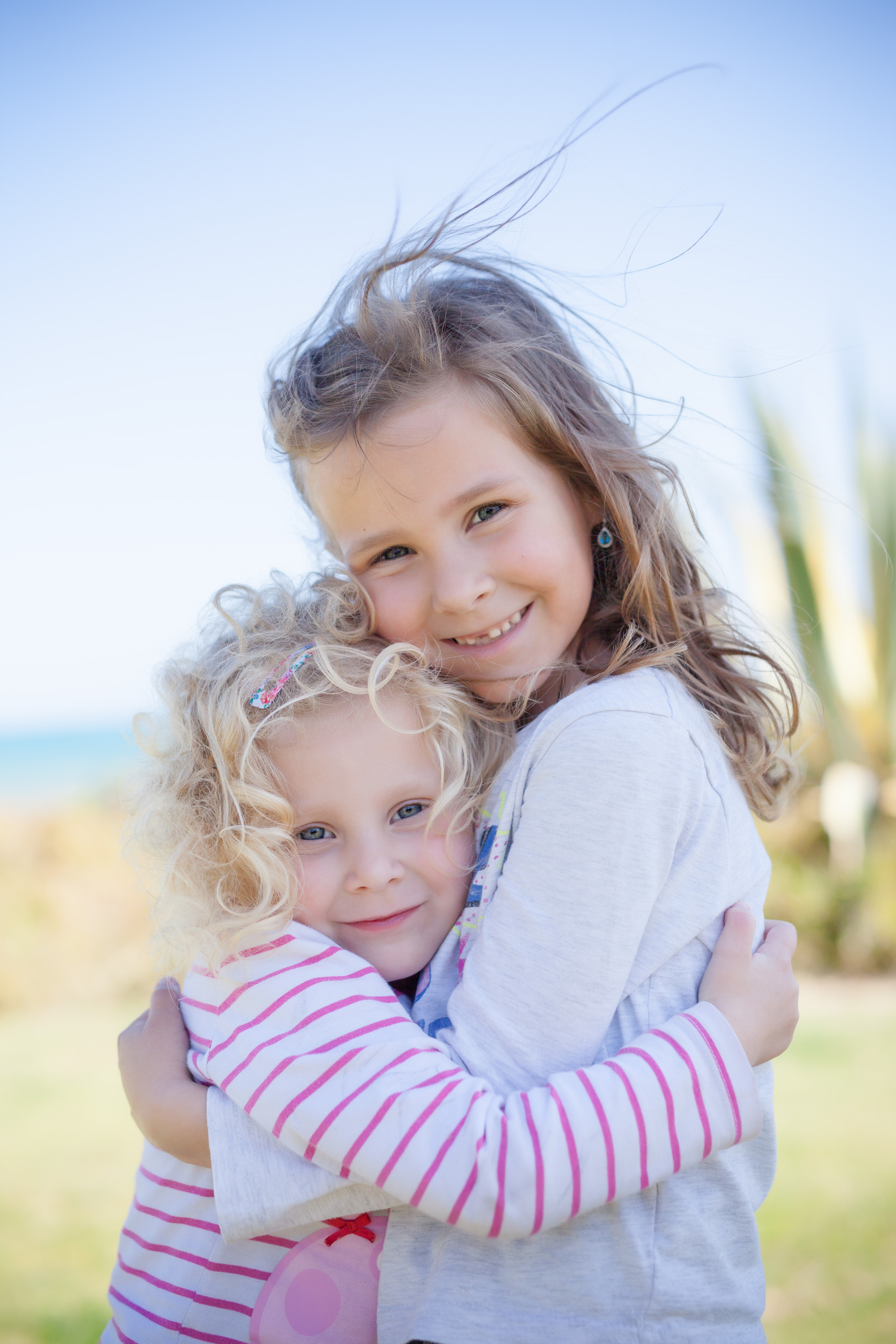 Sisters. Family and real state photographer in Haugesund Dina Vikra