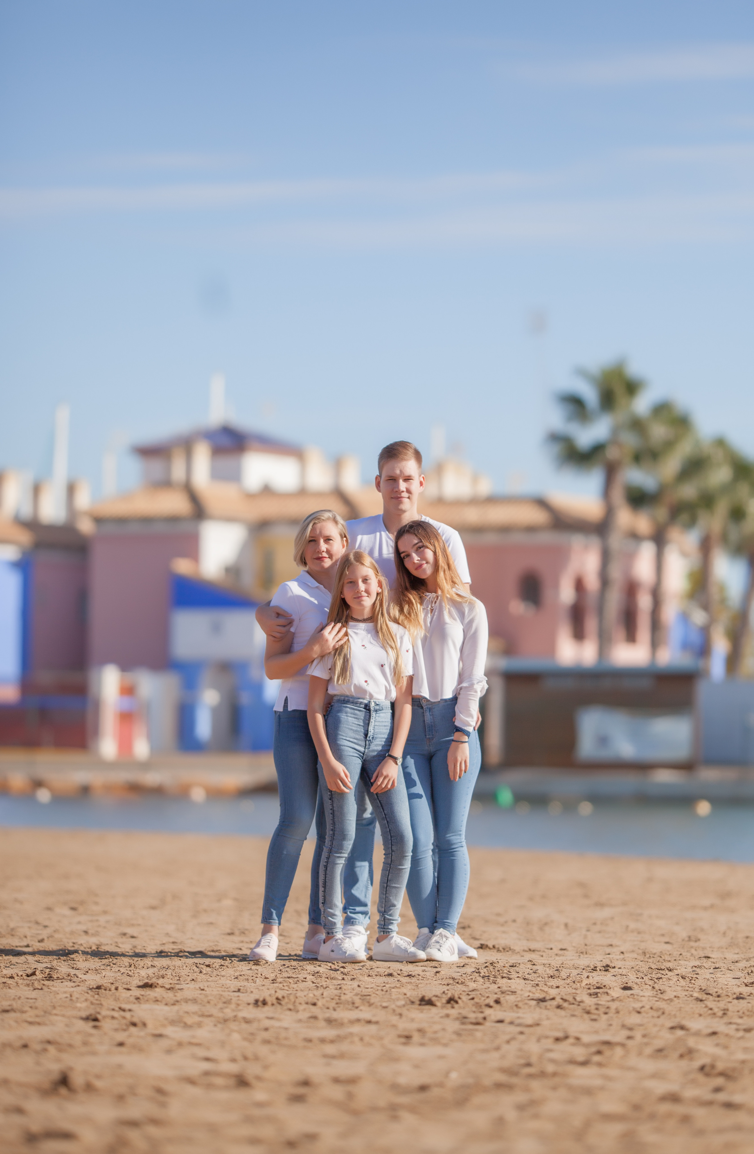 Under palm. Family and real state photographer in Haugesund Dina Vikra