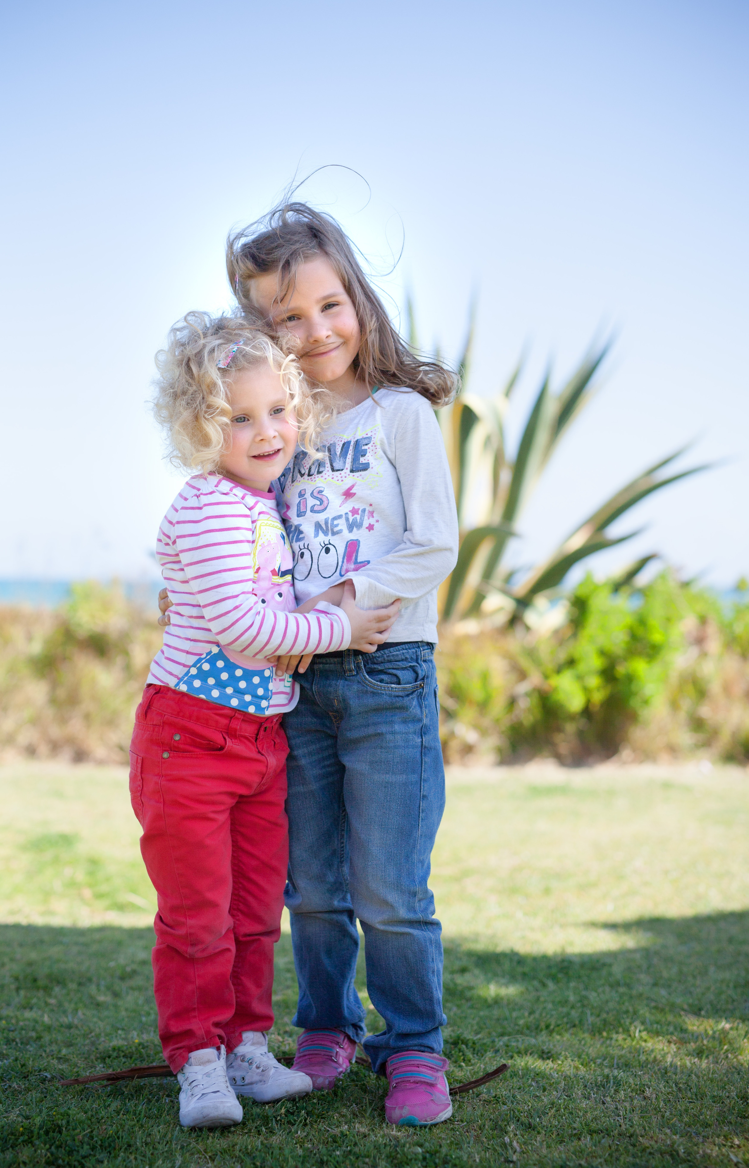 Sisters. Family and real state photographer in Haugesund Dina Vikra
