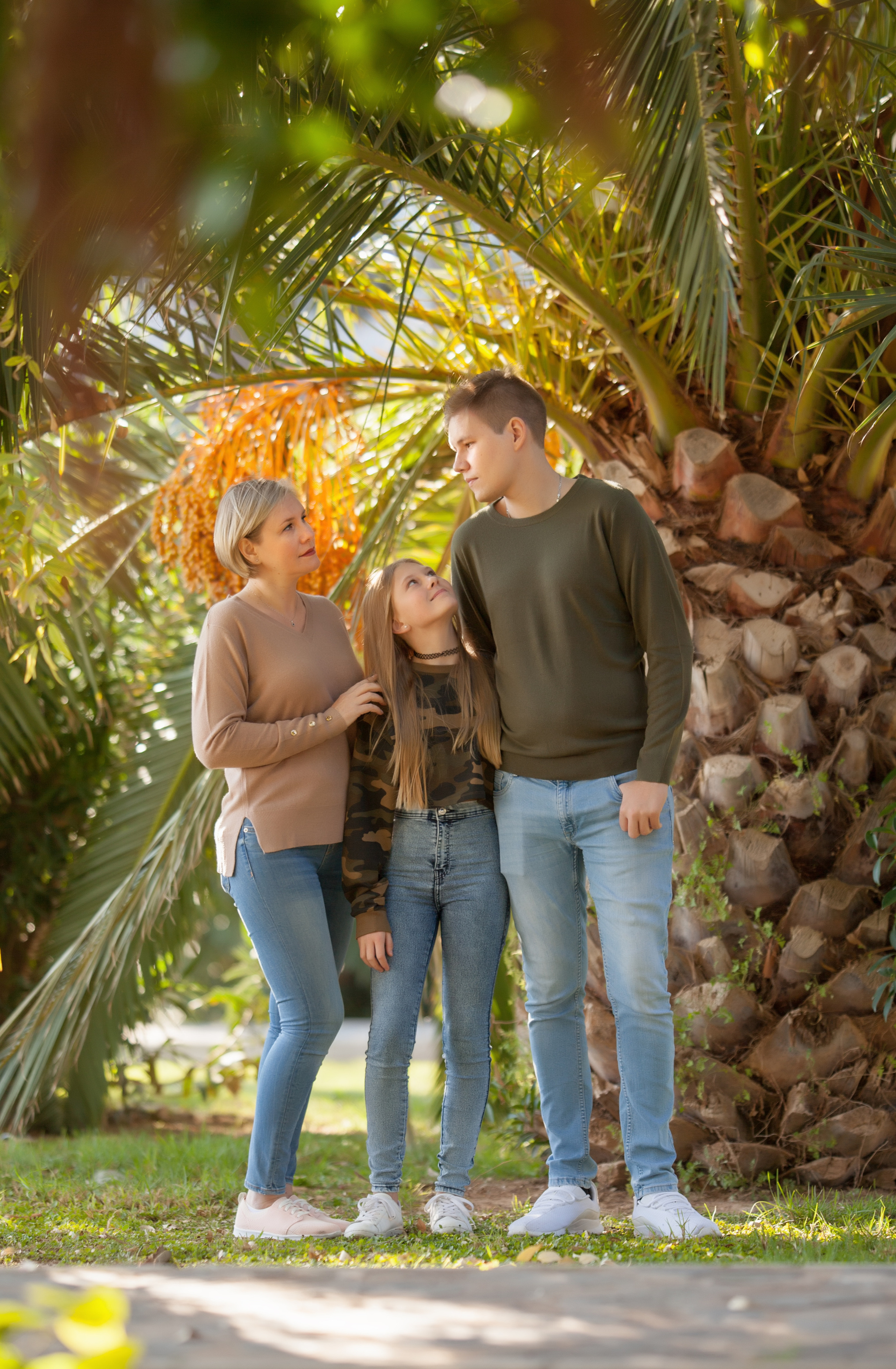 Under palm. Family and real state photographer in Haugesund Dina Vikra