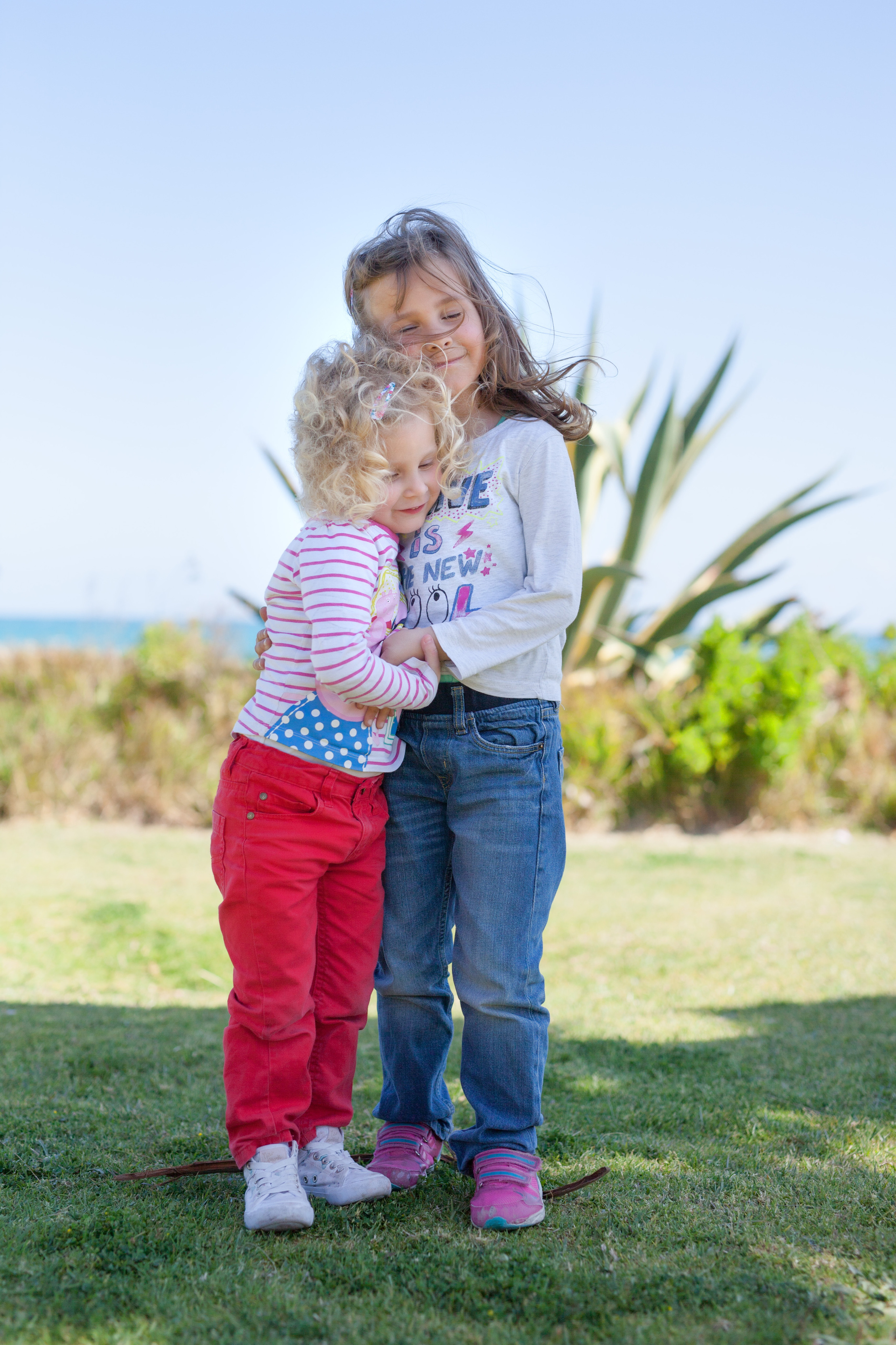 Sisters. Family and real state photographer in Haugesund Dina Vikra