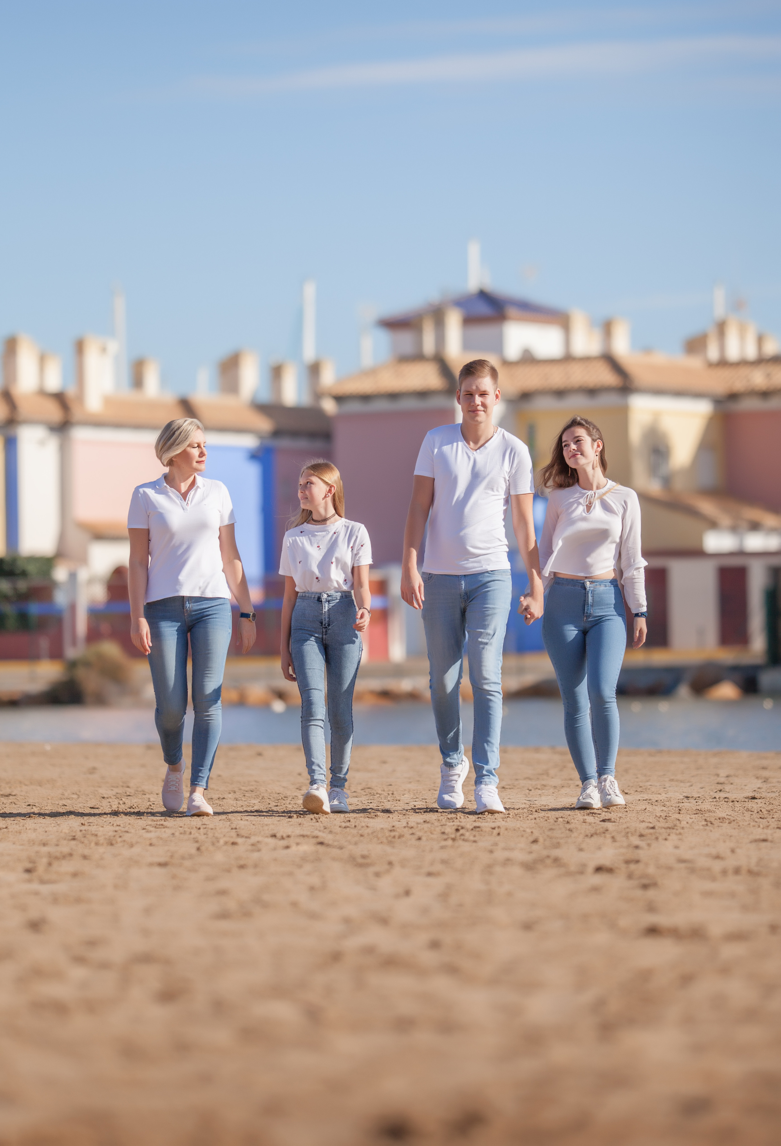 Under palm. Family and real state photographer in Haugesund Dina Vikra