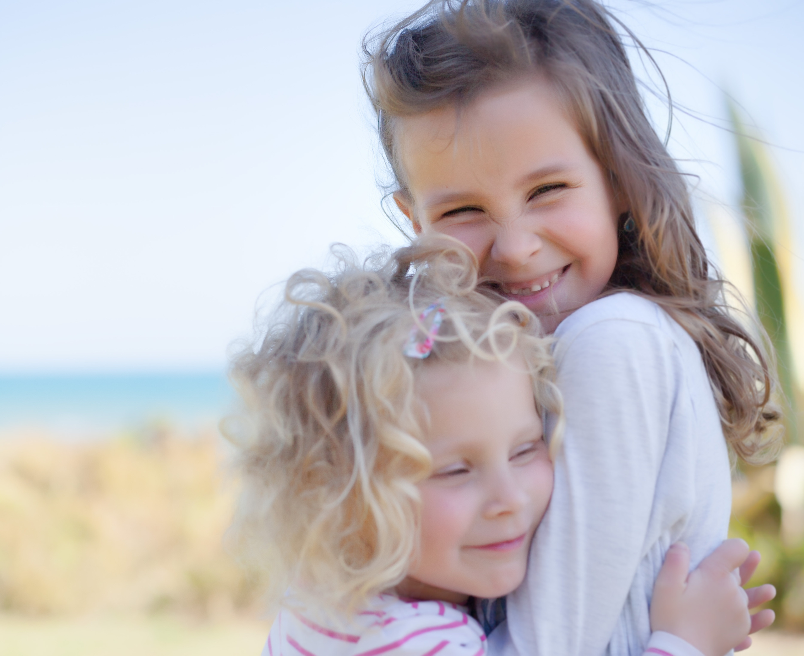 Sisters. Family and real state photographer in Haugesund Dina Vikra