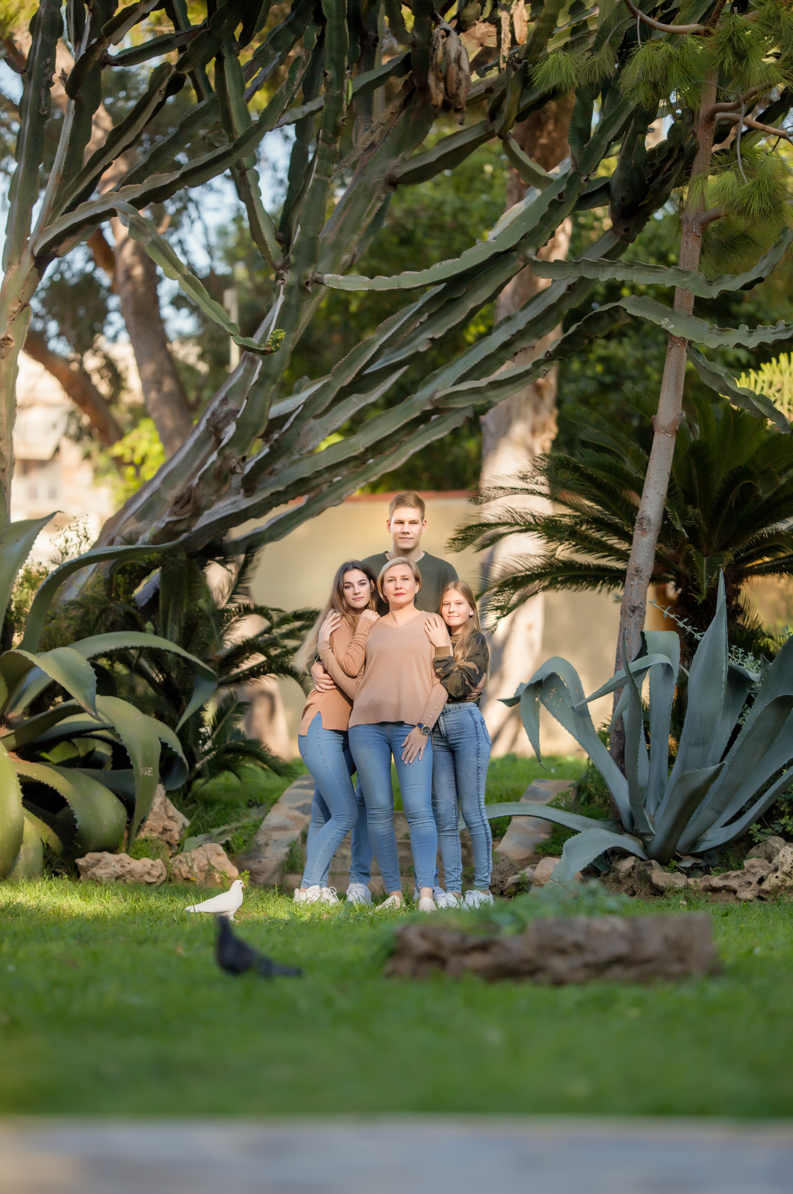 Under palm. Family and real state photographer in Haugesund Dina Vikra