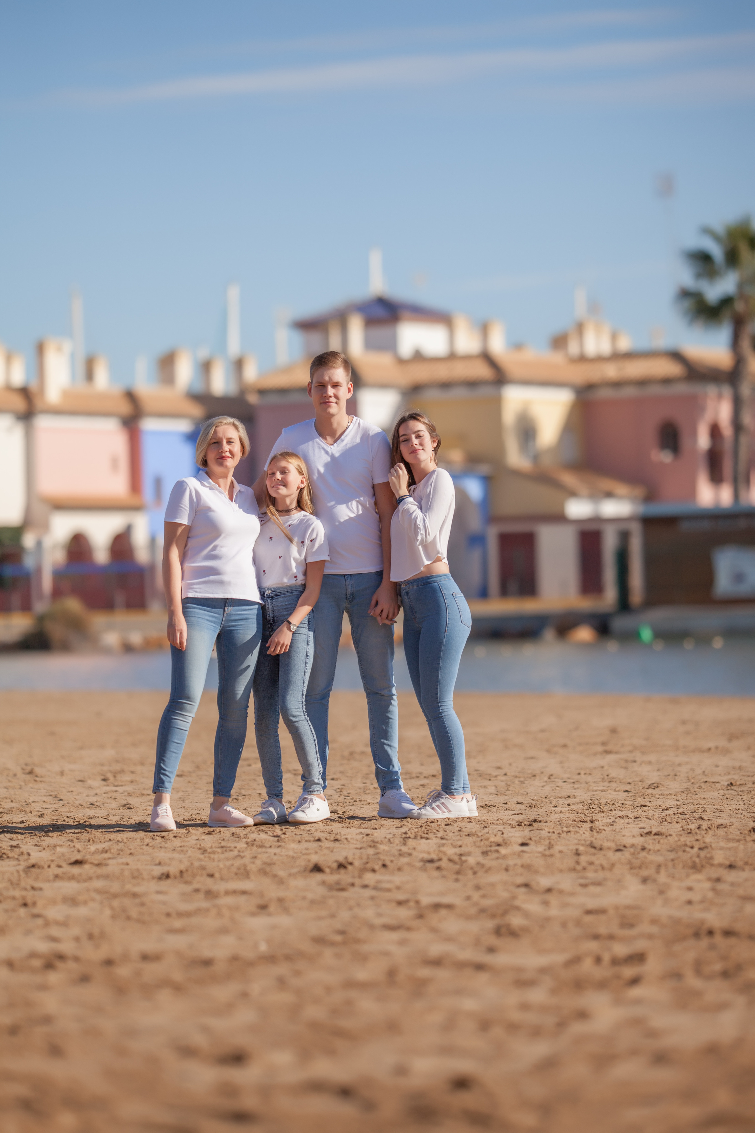 Under palm. Family and real state photographer in Haugesund Dina Vikra