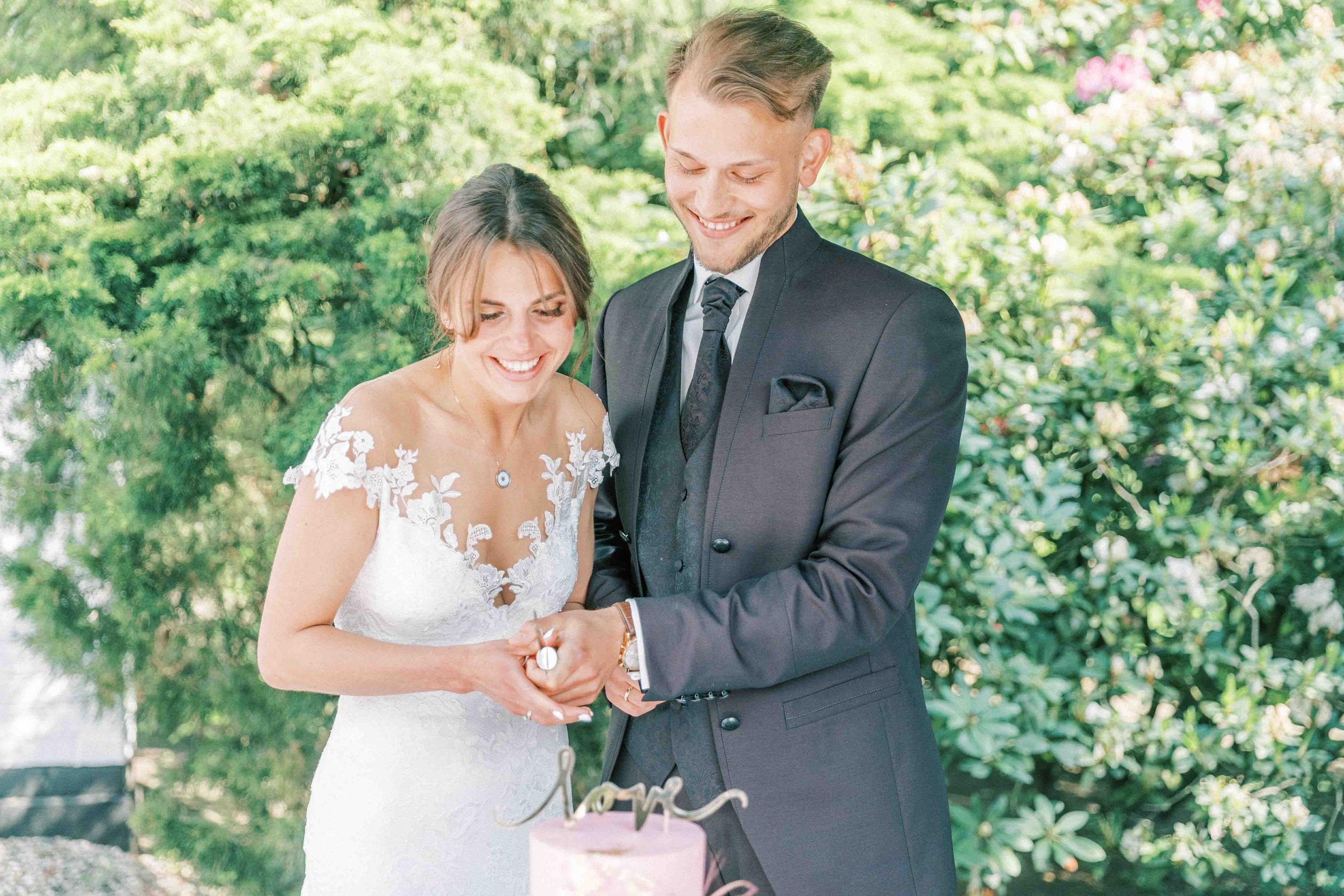 brautpaar tortenanschnitt hochzeit landhaus am see garbsen