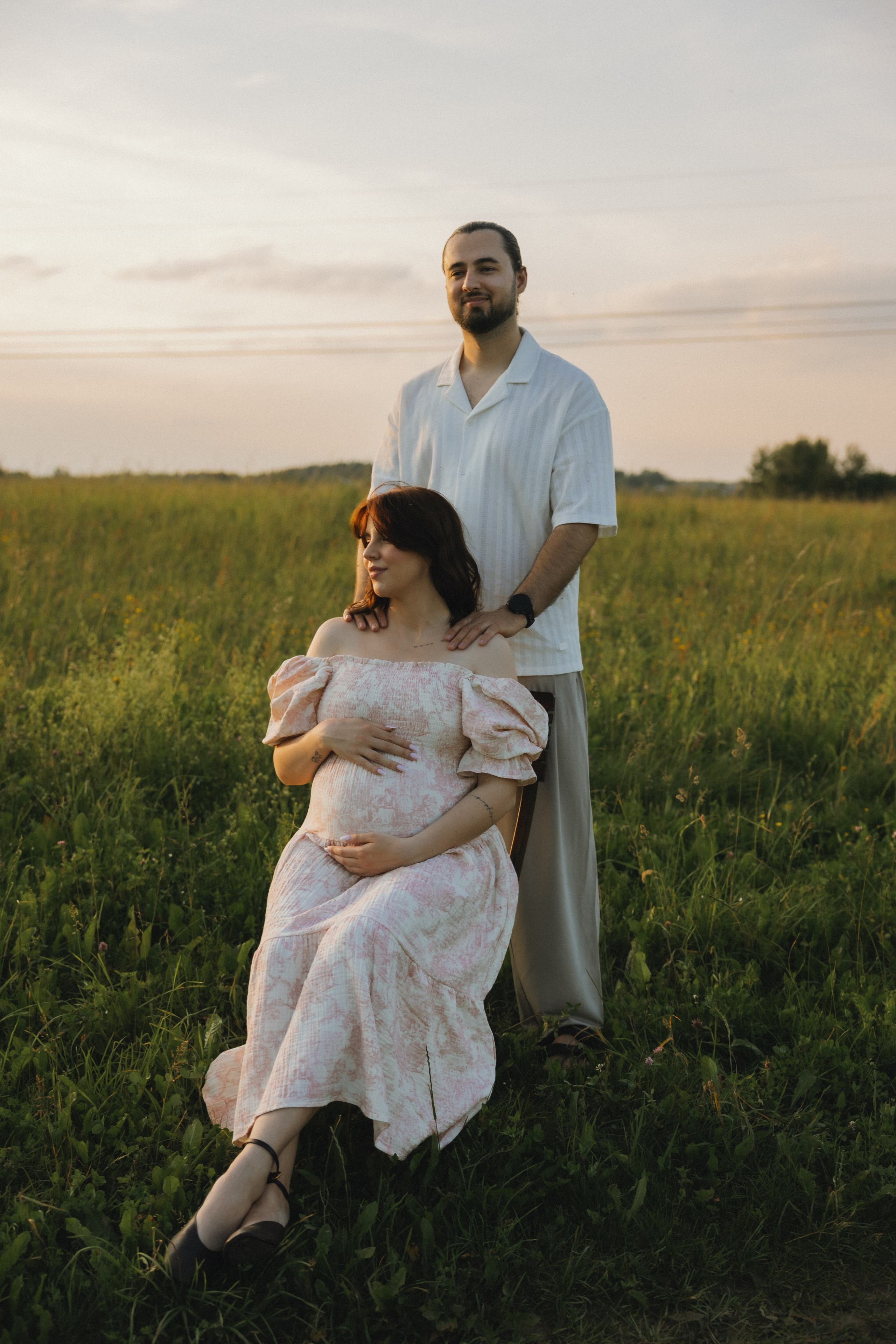 Lera & Maksim | laukimo fotosesija pievoje saulei besileidžiant. Vestuvių ir šeimų fotografė Lena Bondarenko / belove photo