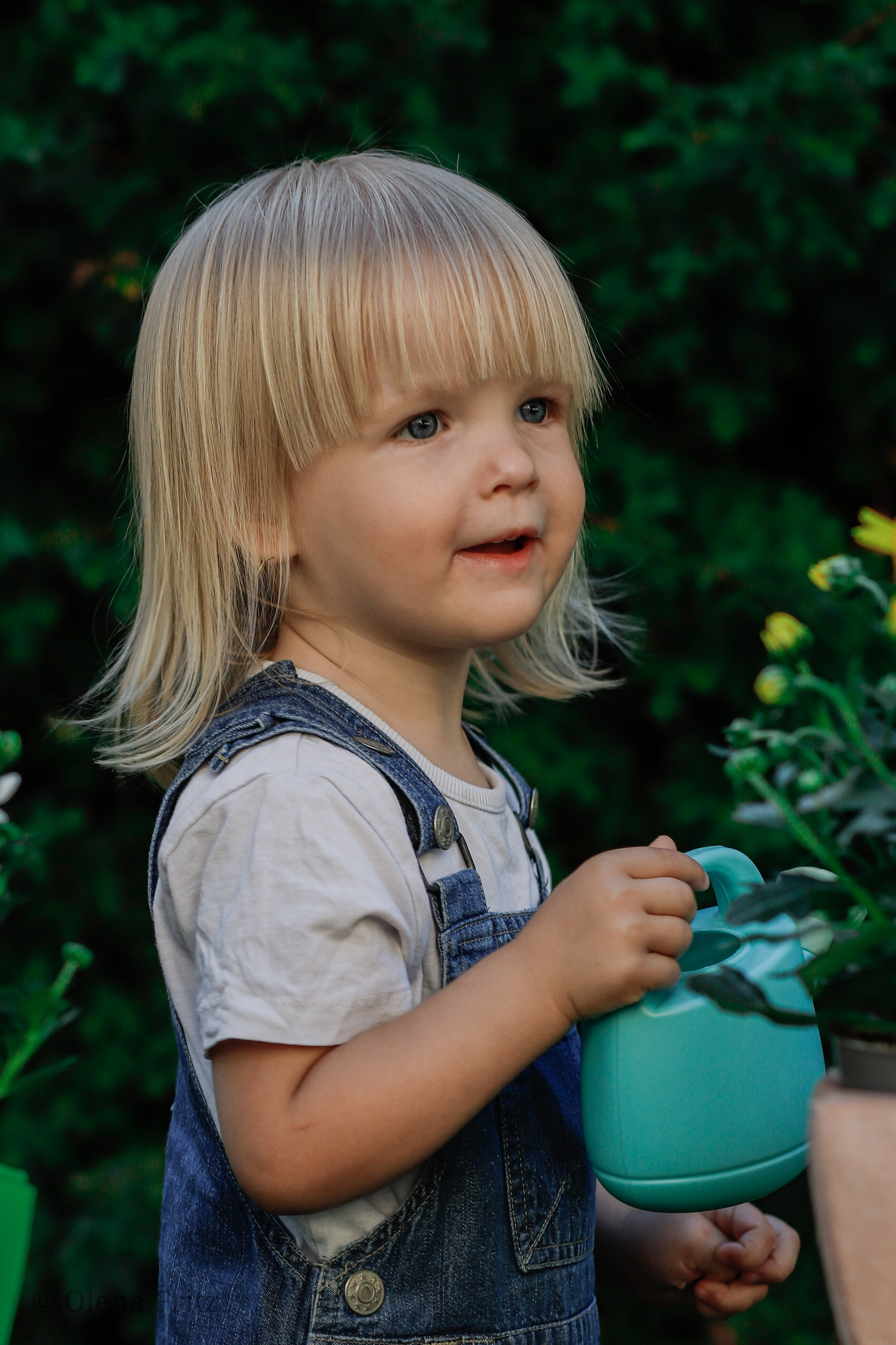 Mädchen im Garten. Olena Fritz Fotografie