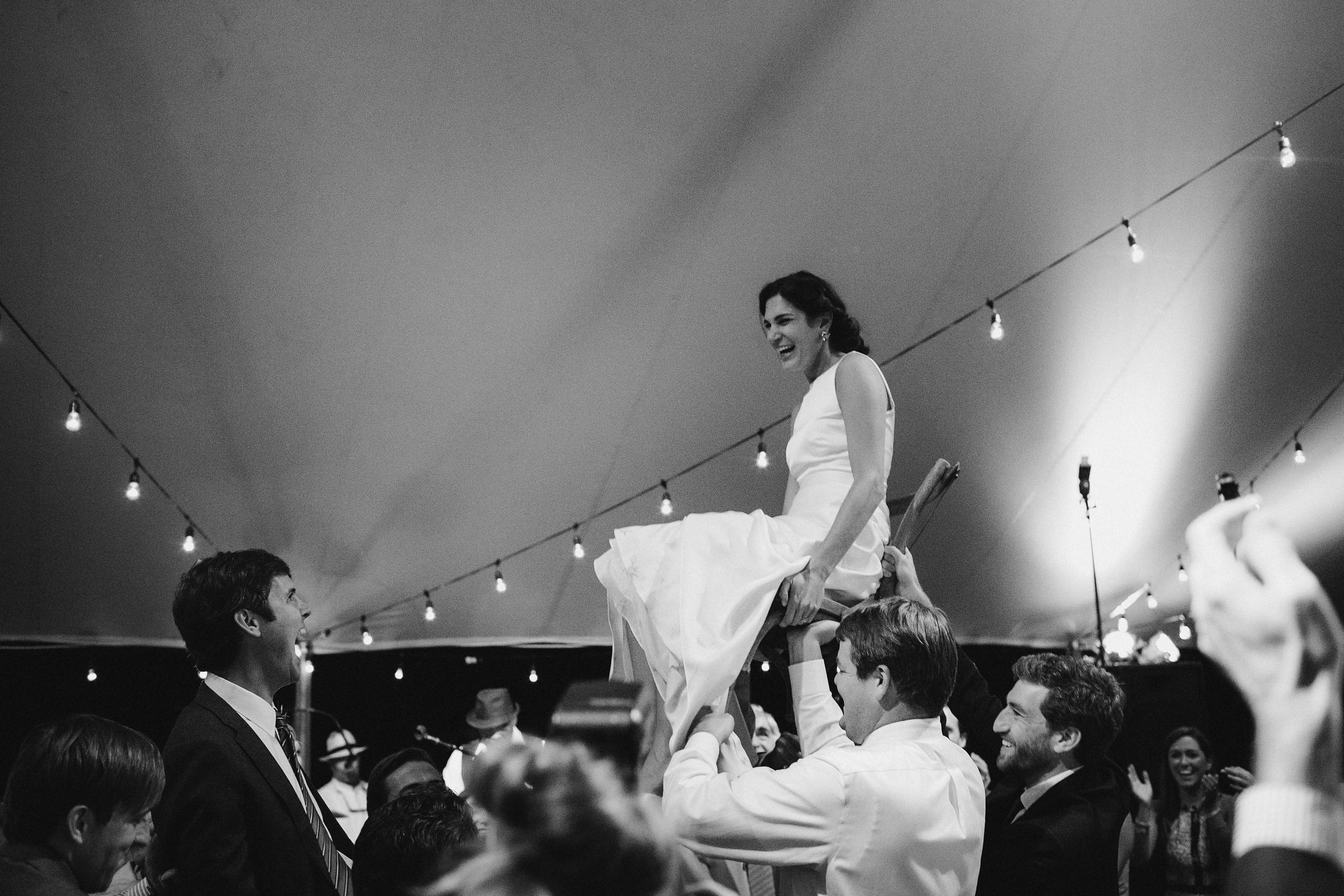 Фотограф в Ирландии Дублин свадьба жених невеста поднимают на стуле улыбка смех фотки топ свадебных фотографов