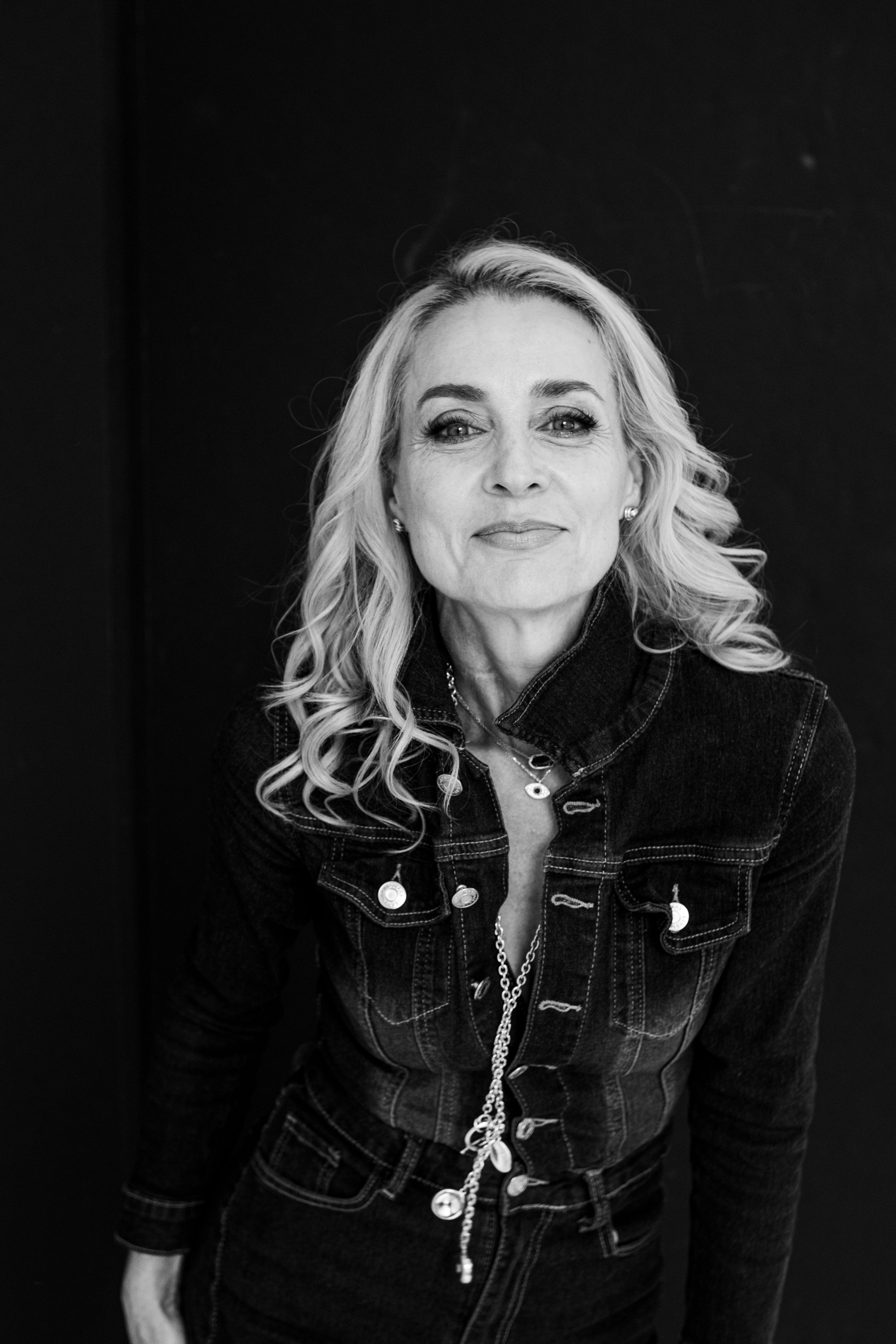 K. Rawnoir- Portrait photography by Daria Paliy.Timeless black&white portraits of women in NYC area