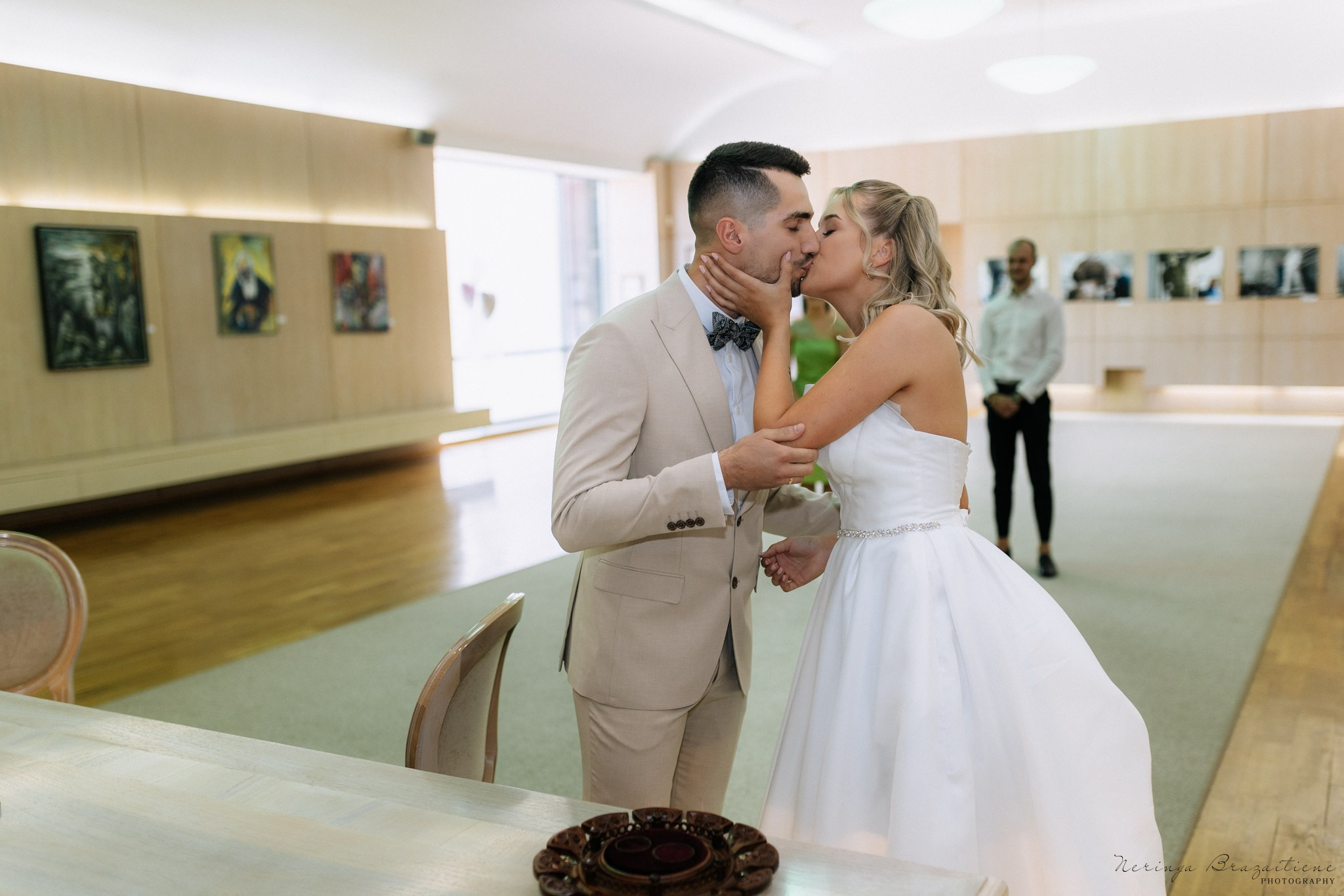 Vestuvinė fotosesija Kaune, Vienybės aikštėje, prie Lietuvos banko