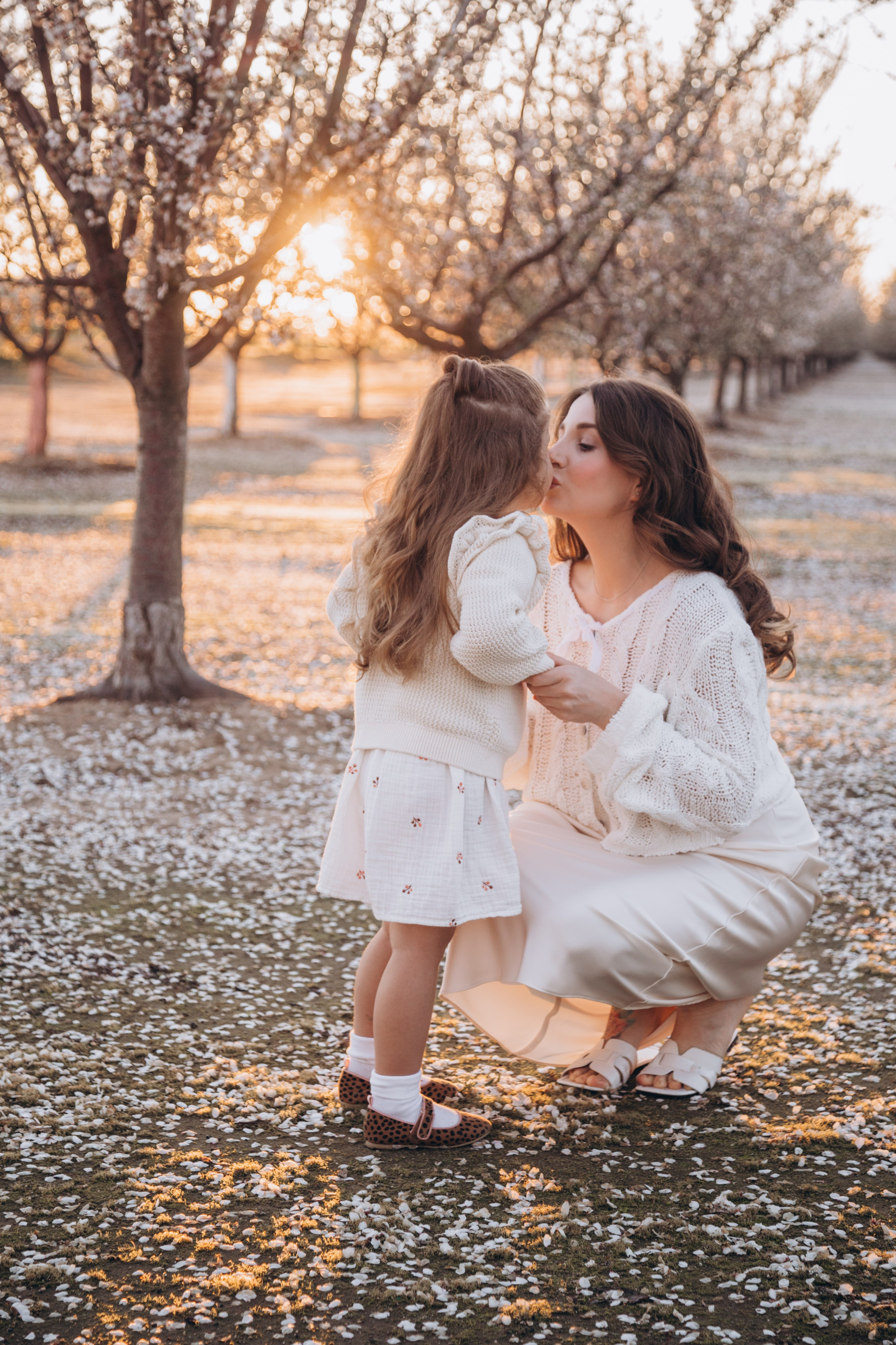 Family in nature. Family and children’s lifestyle photographer Elena Tumanova