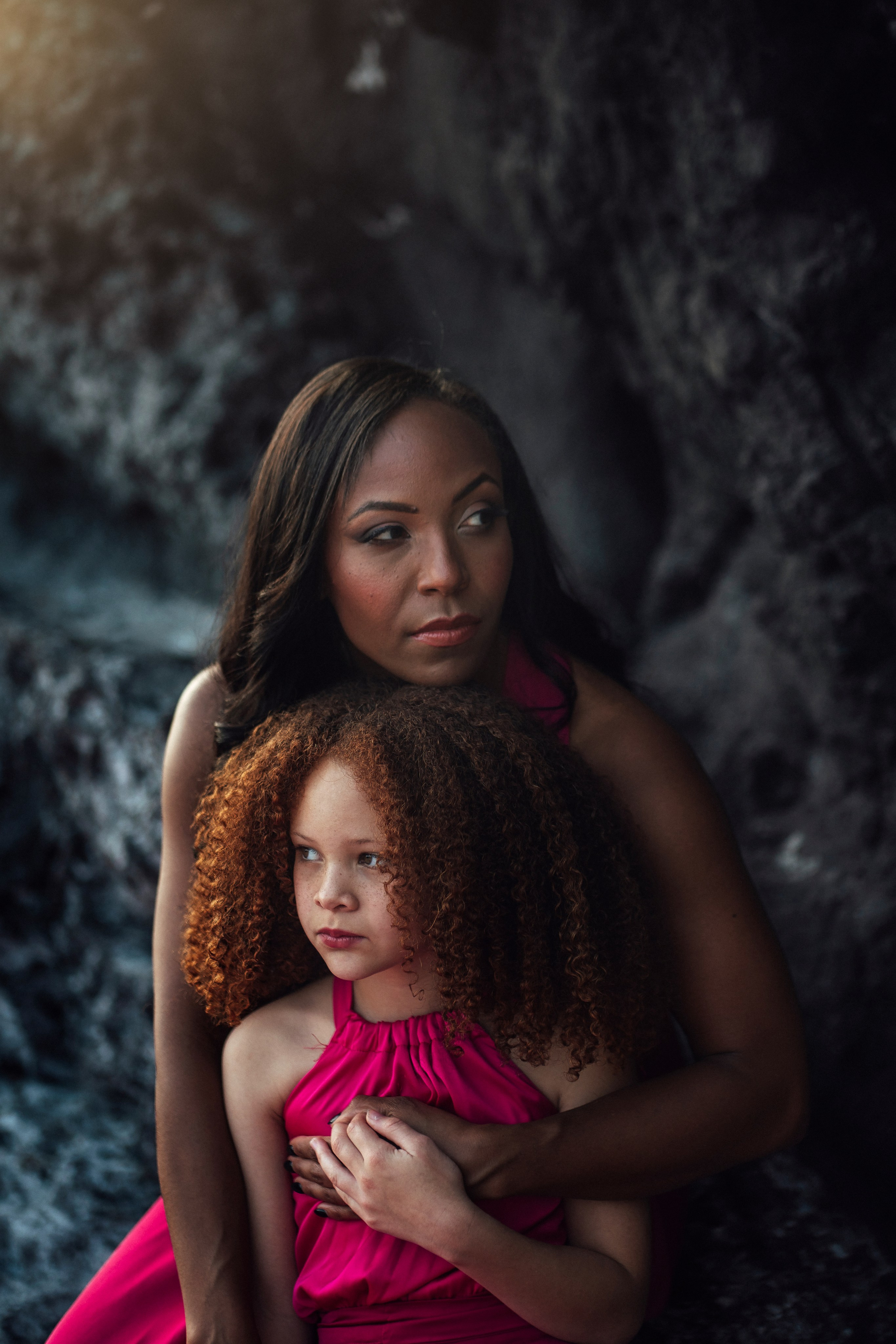 Sesión de mamá e hija en fucsia: ejemplos con vestidos de cola. Tania Bonnet | Fotógrafa profesional en Tenerife – Sesiones con vestidos voladores