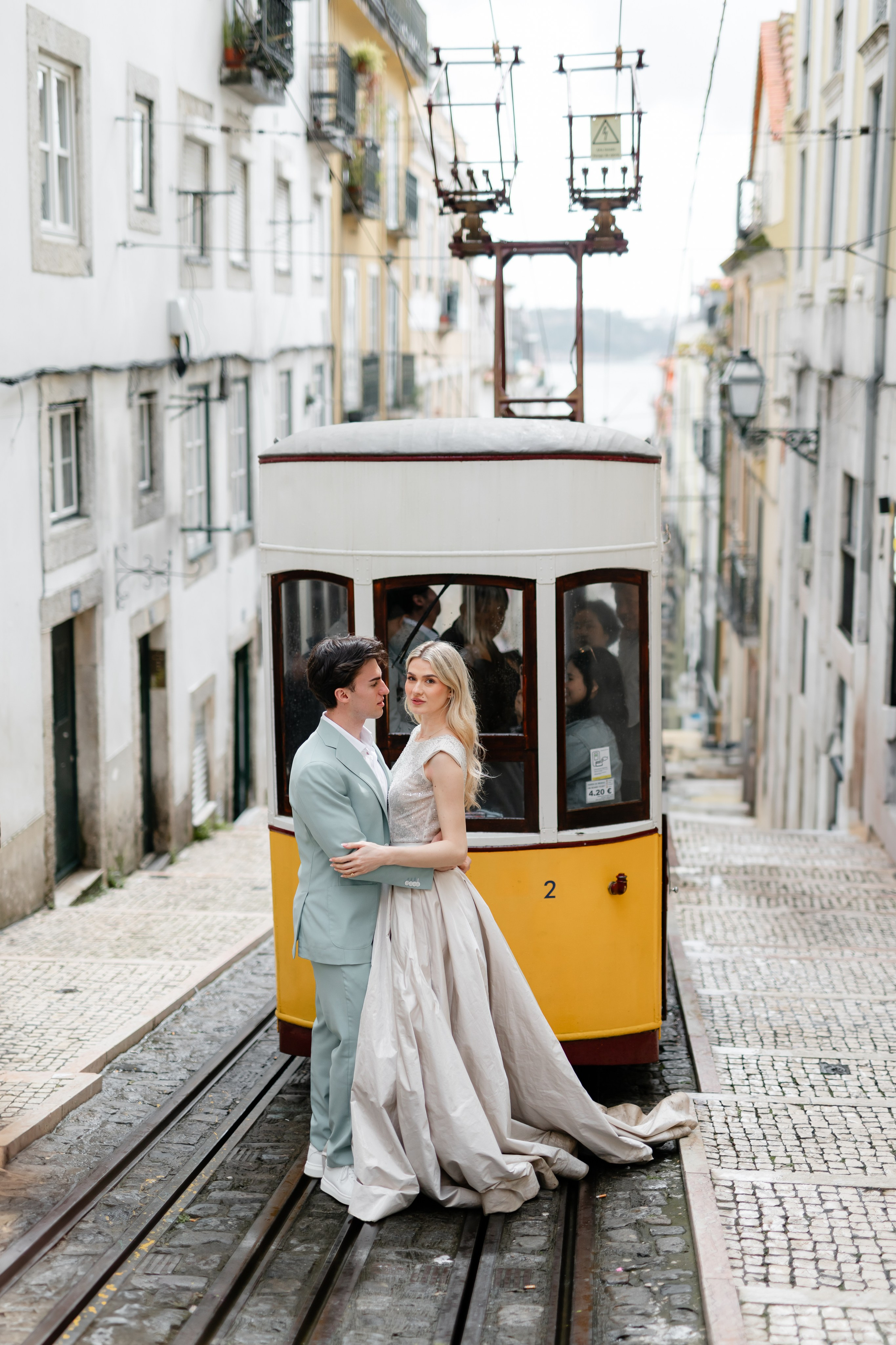 Vivien & Razvan. Main