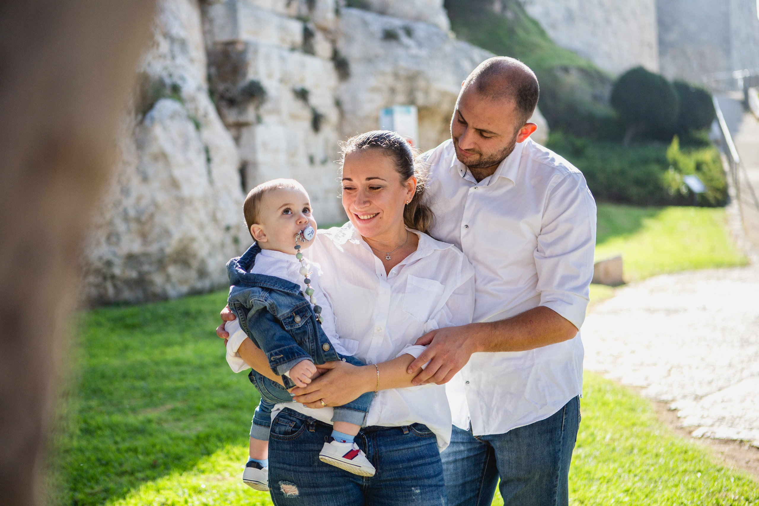 AT THE WALLS OF THE OLD CITY. PHOTOGRAPHER IN ISRAEL
