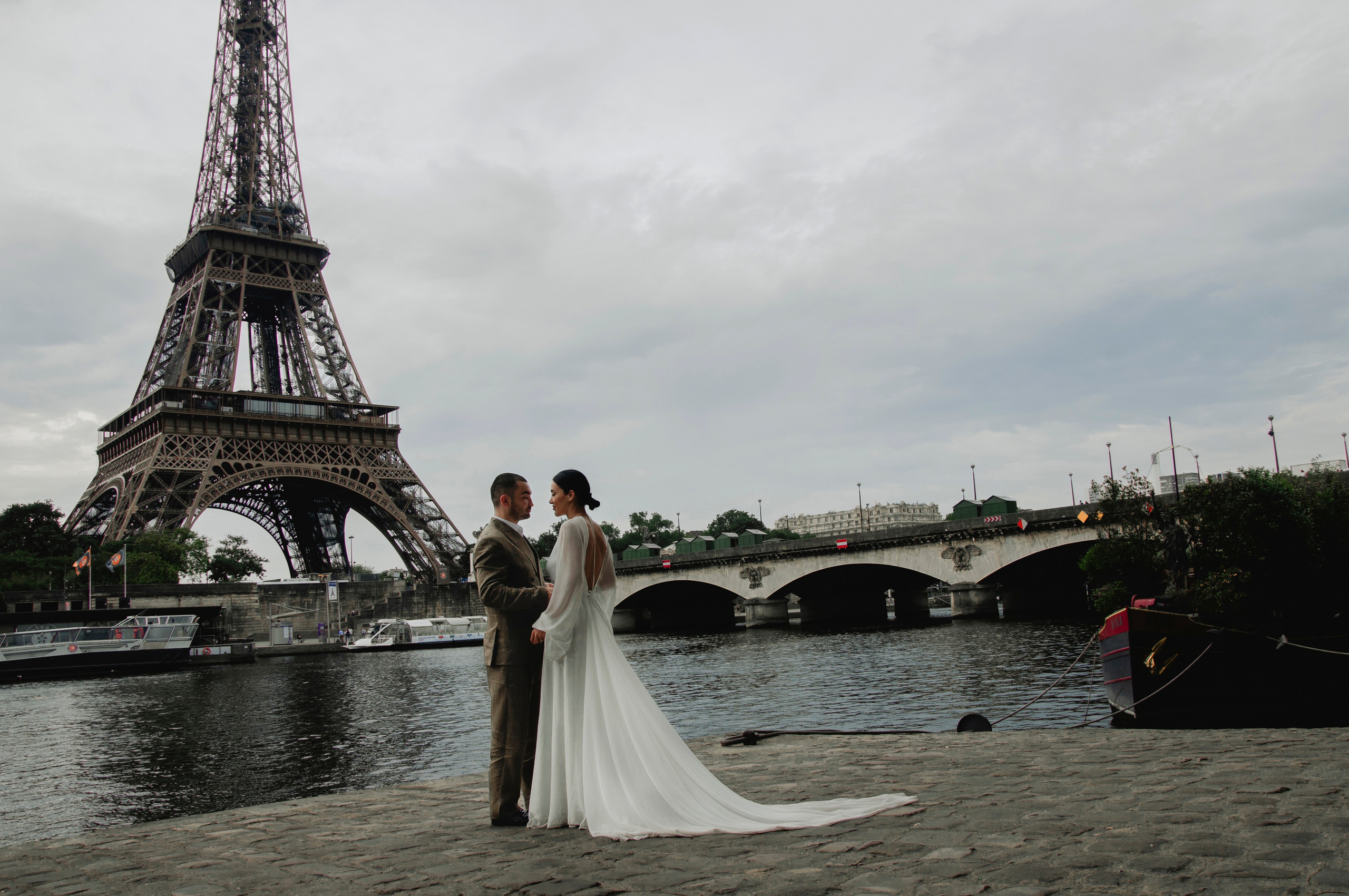 Wedding photoshoot at the Eiffel Tower. Paris photographer — Polina Osipova