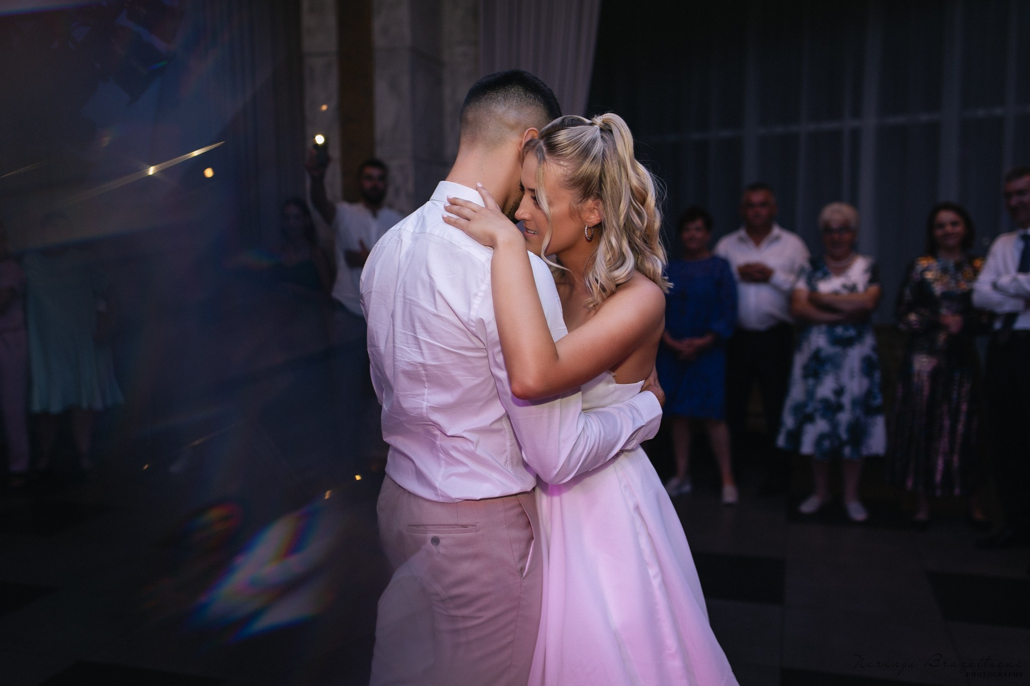 Vestuvinė fotosesija Kaune, Vienybės aikštėje, prie Lietuvos banko