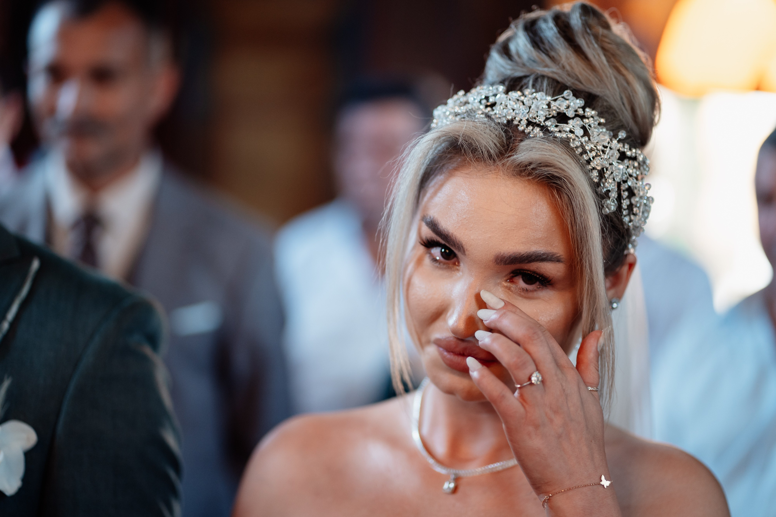 Moment emoționant între miri în ziua nunții, surprins într-un cadru natural și romantic, la Bolintin-Vale. Fotografie de nuntă profesională, editată artistic pentru a evidenția emoția și eleganța evenimentului.