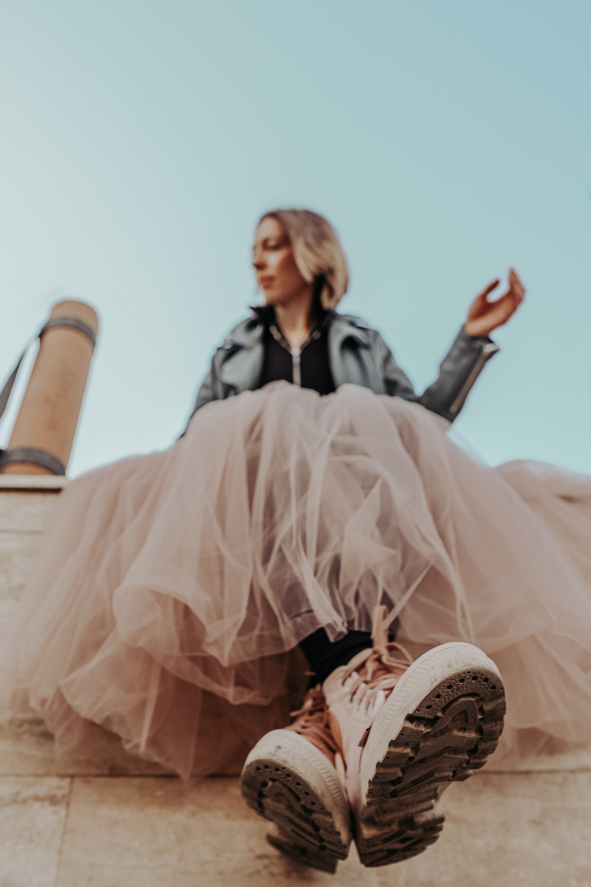 Sunt o Zeita — yoga on street. MARINABUGS