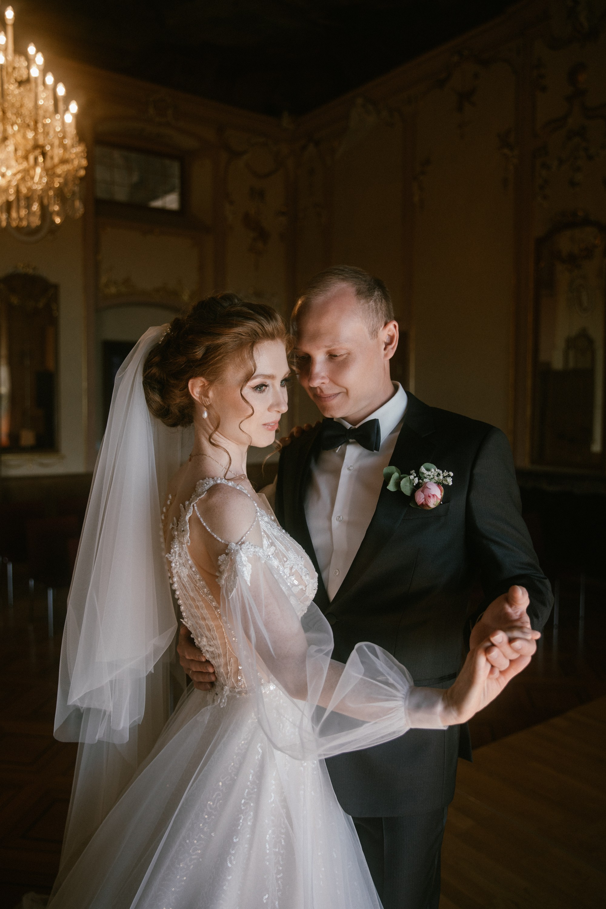 Wedding couple under chandelier in Spiegelsaal, Neues Schloss Meersburg