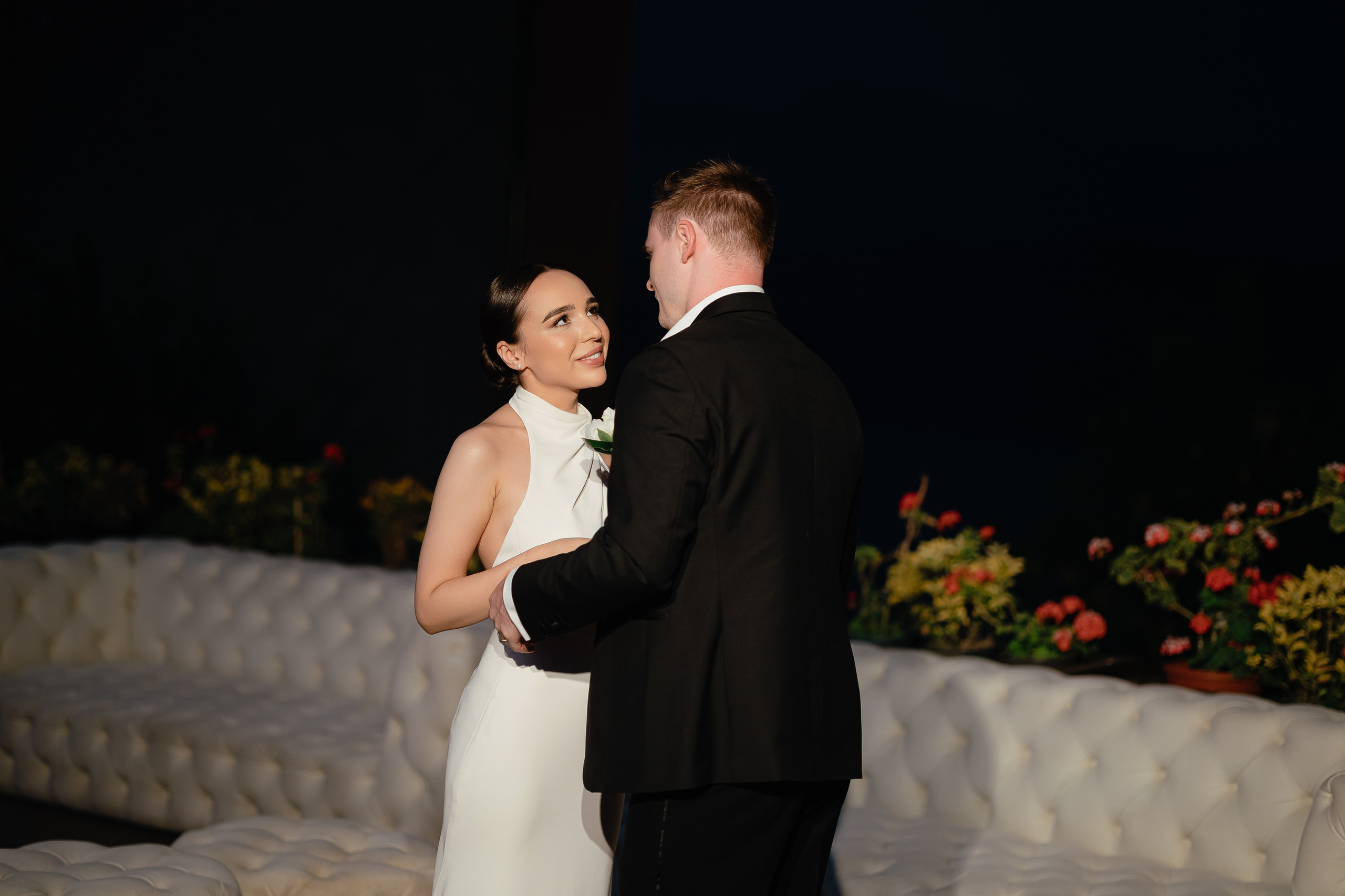 Thomas & Suyumbika. Главная