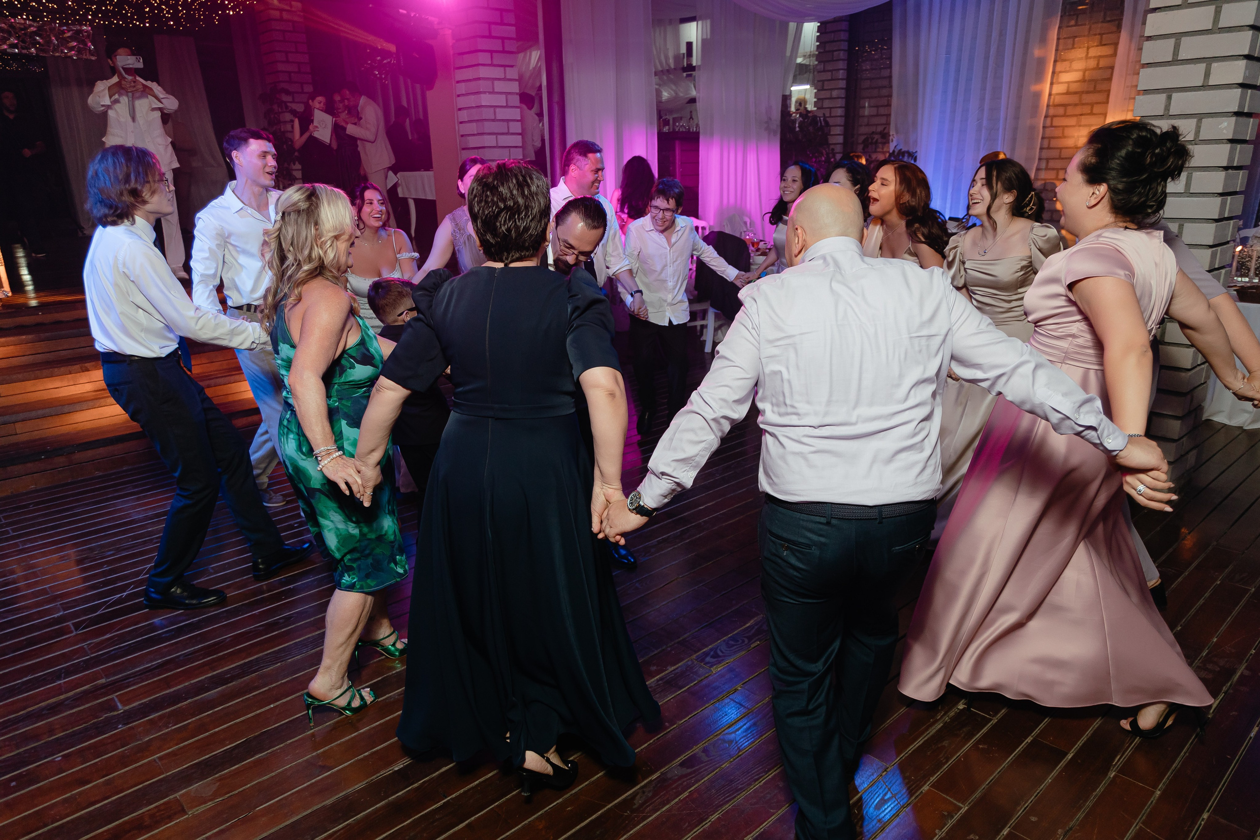 Thomas & Suyumbika. Главная