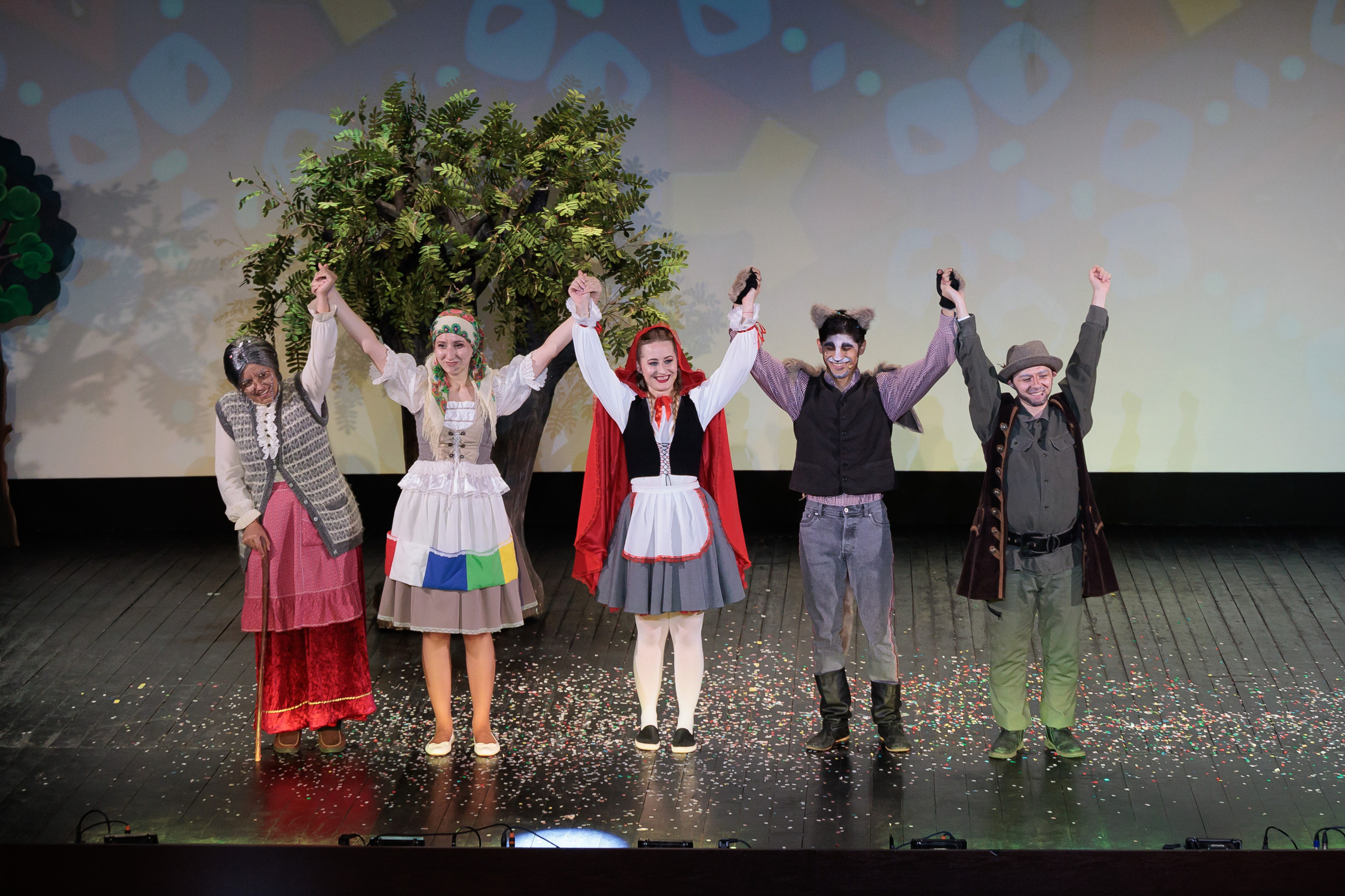 Clounella. Povestea Scufita rosie. ✔️ Фото Видео на свадьбы и крестины Молдова — Cinematic.md