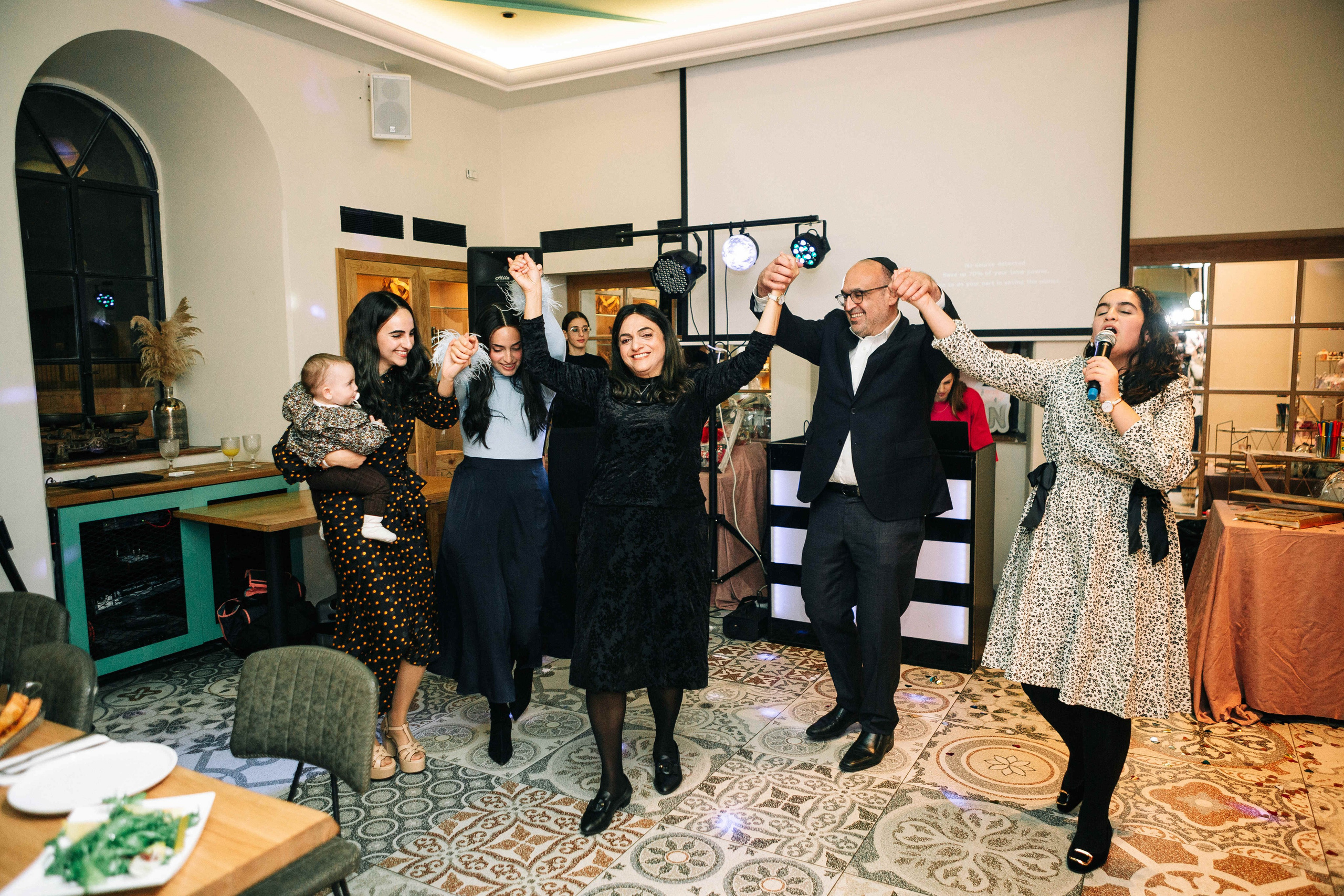 PARTY IN A RESTAURANT WITH THE WHOLE FAMILY. Https://shi-photo.com/