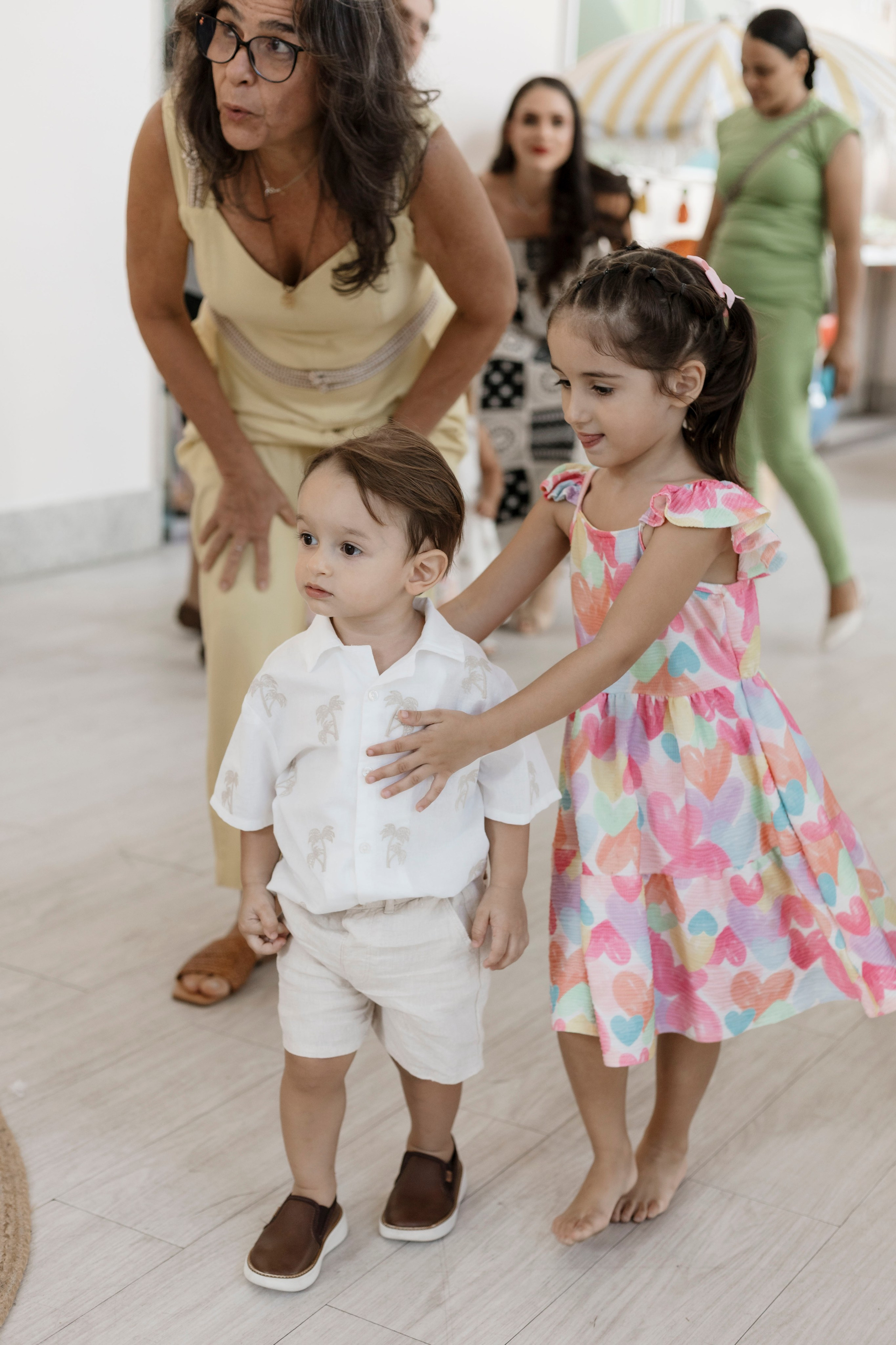 Aniversariante chegando para a comemoração