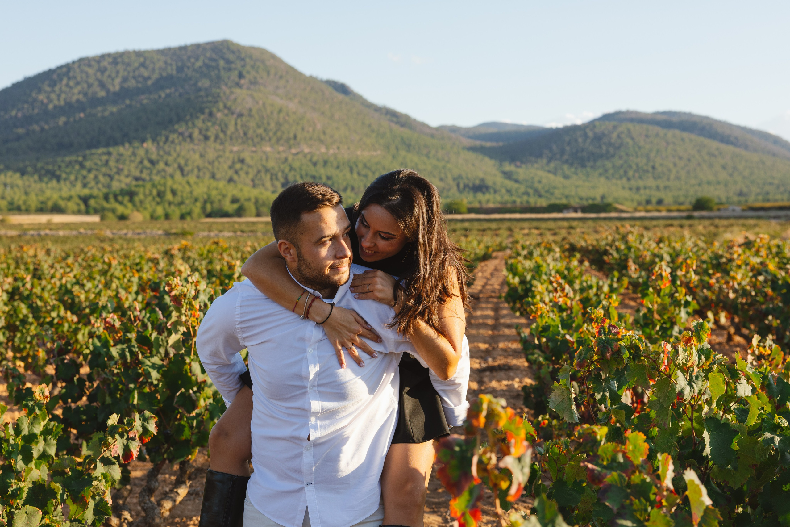 Fotos de preboda en una bodega de vino en Bullas