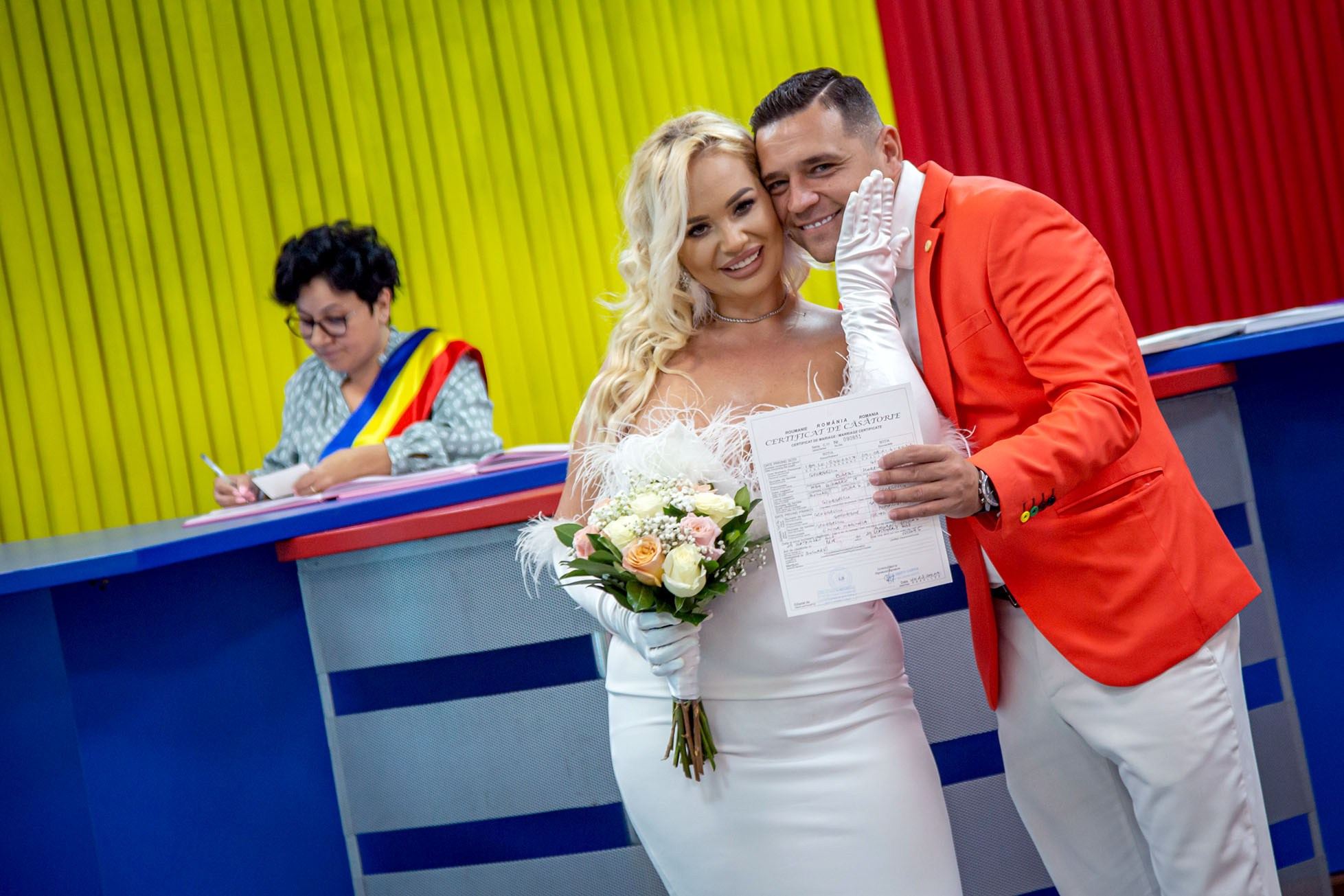 Miri pozează cu certificatul de căsătorie, fotograf EduardFoto, București