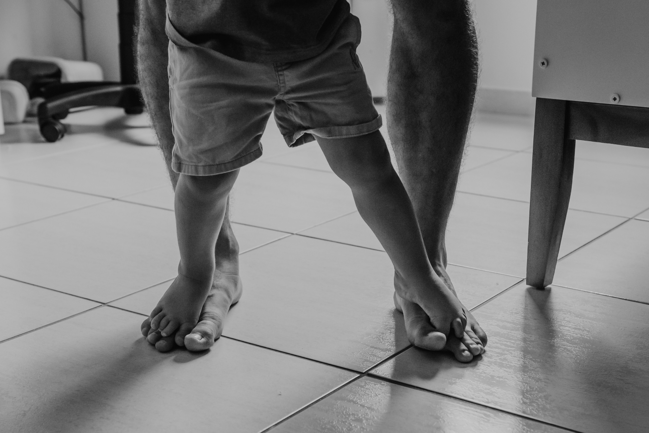 Detalhe dos pés de pai e filho brincando juntos