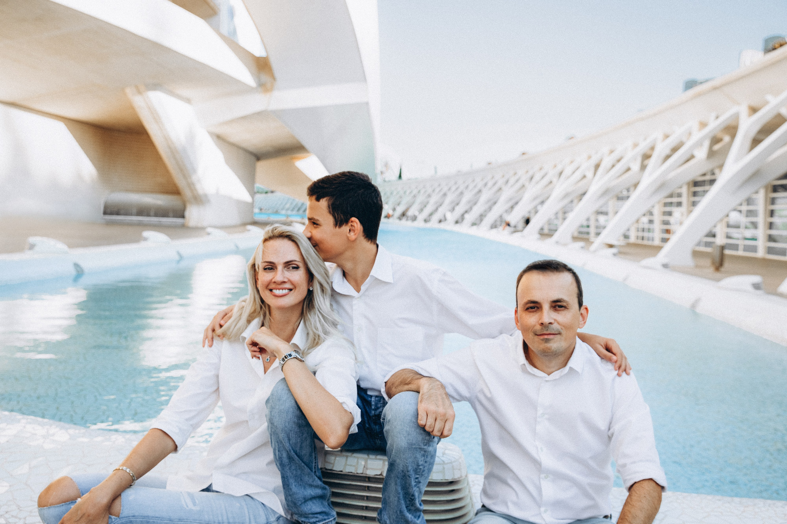 Retrato familiar espontáneo en la Ciudad de las Artes y las Ciencias en Valencia, España — un entorno moderno y escénico ideal para sesiones familiares elegantes y sesiones fotográficas profesionales en toda España.