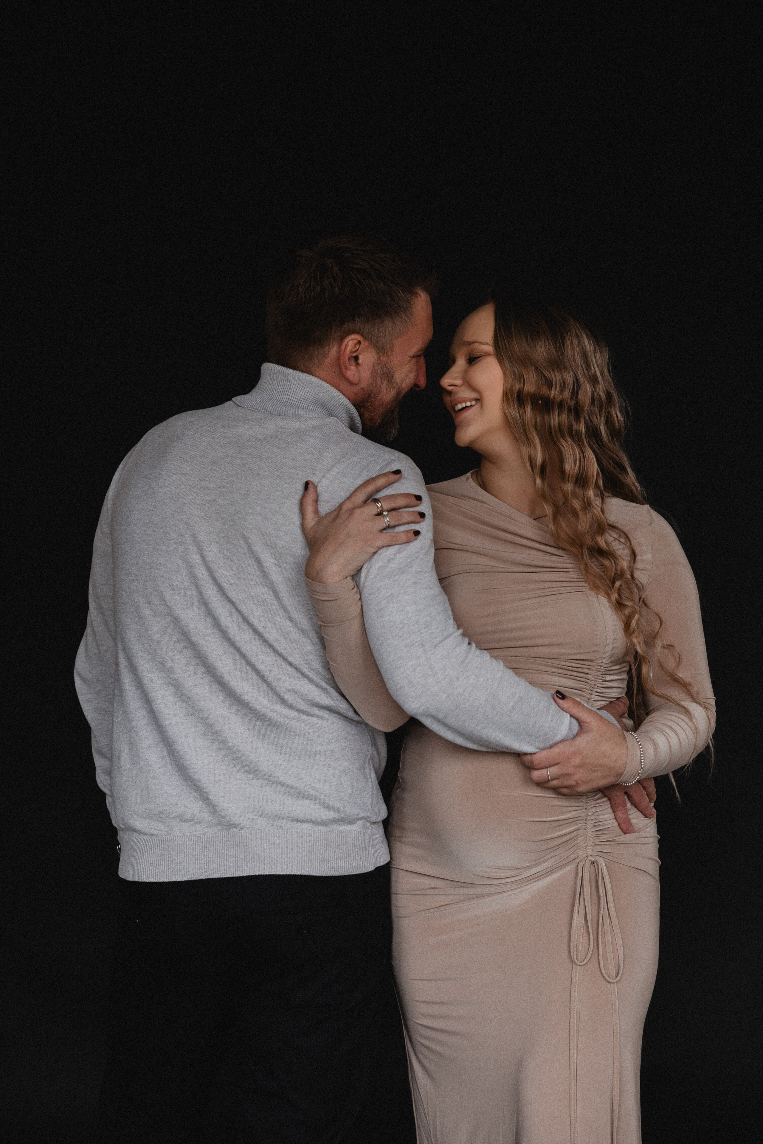Babybauch Shooting im Fotostudio | Schwangerschaftsfotos in Bochum. Hochzeitsfotografin Bochum | Halyna Reiche Fotografie NRW