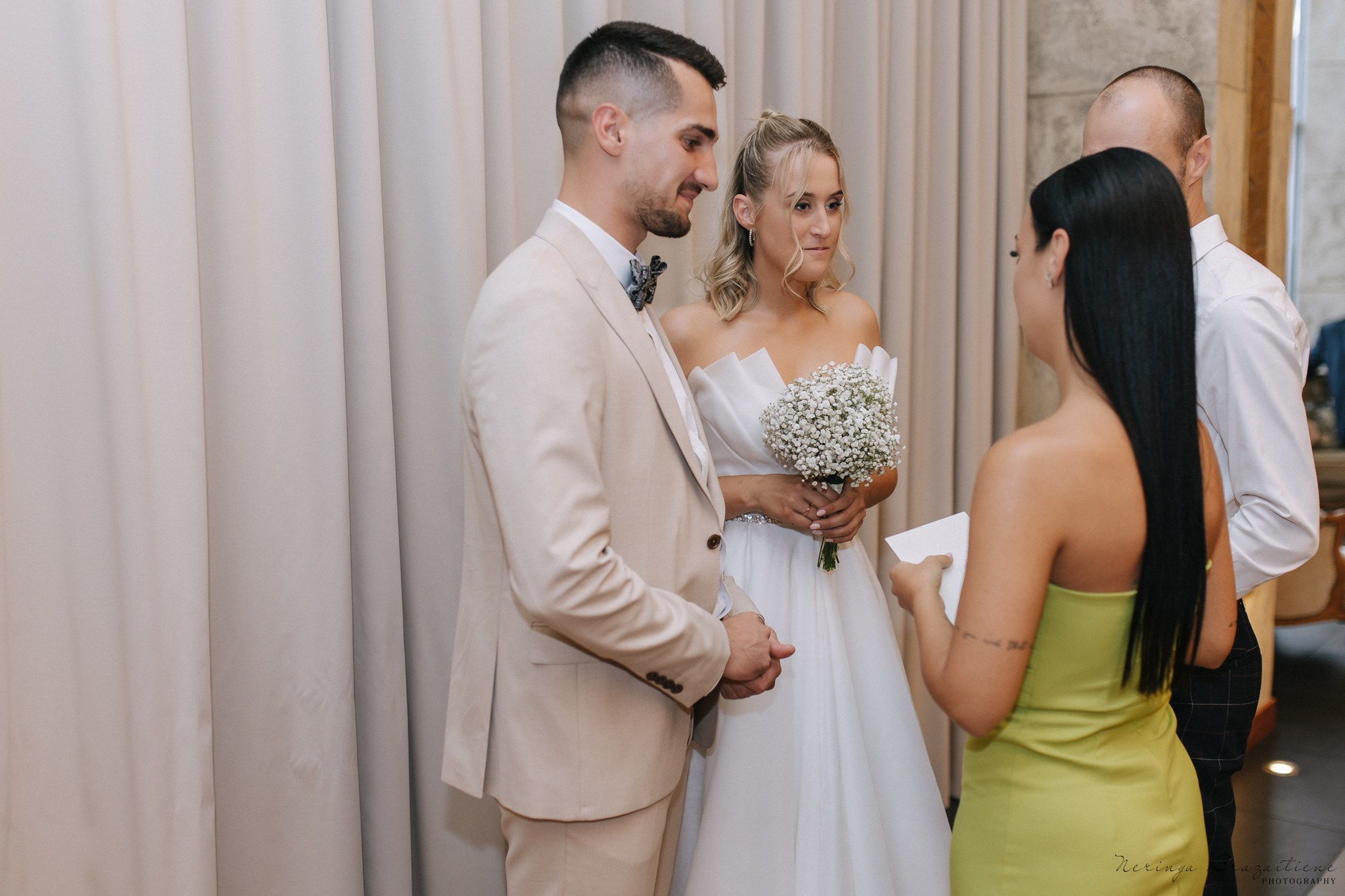 Vestuvinė fotosesija Kaune, Vienybės aikštėje, prie Lietuvos banko