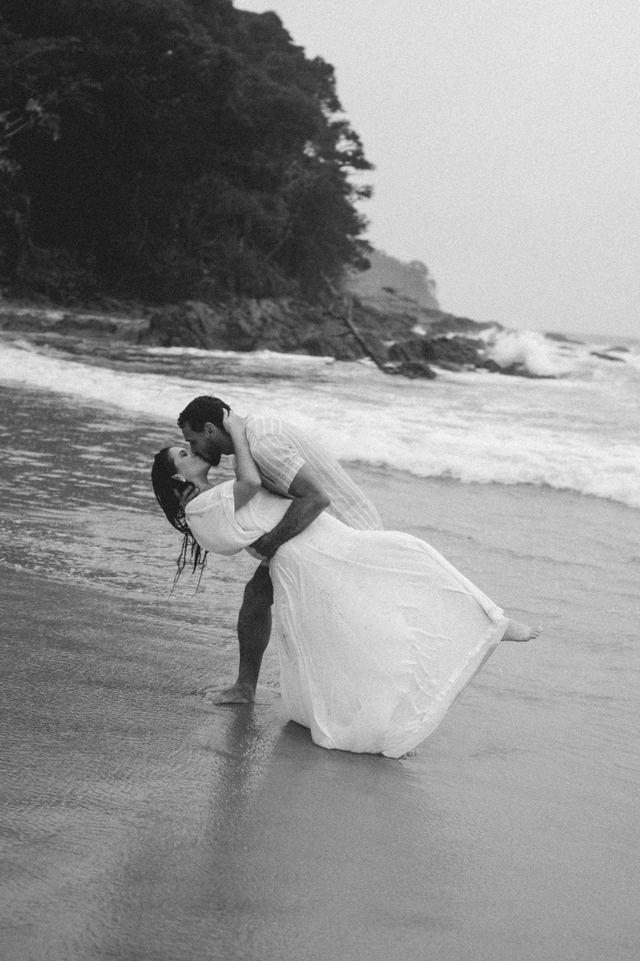 Pré Wedding — Bianca e Maik (Praia Maresias). Fotógrafo de casamento e Filmmaker de casamento