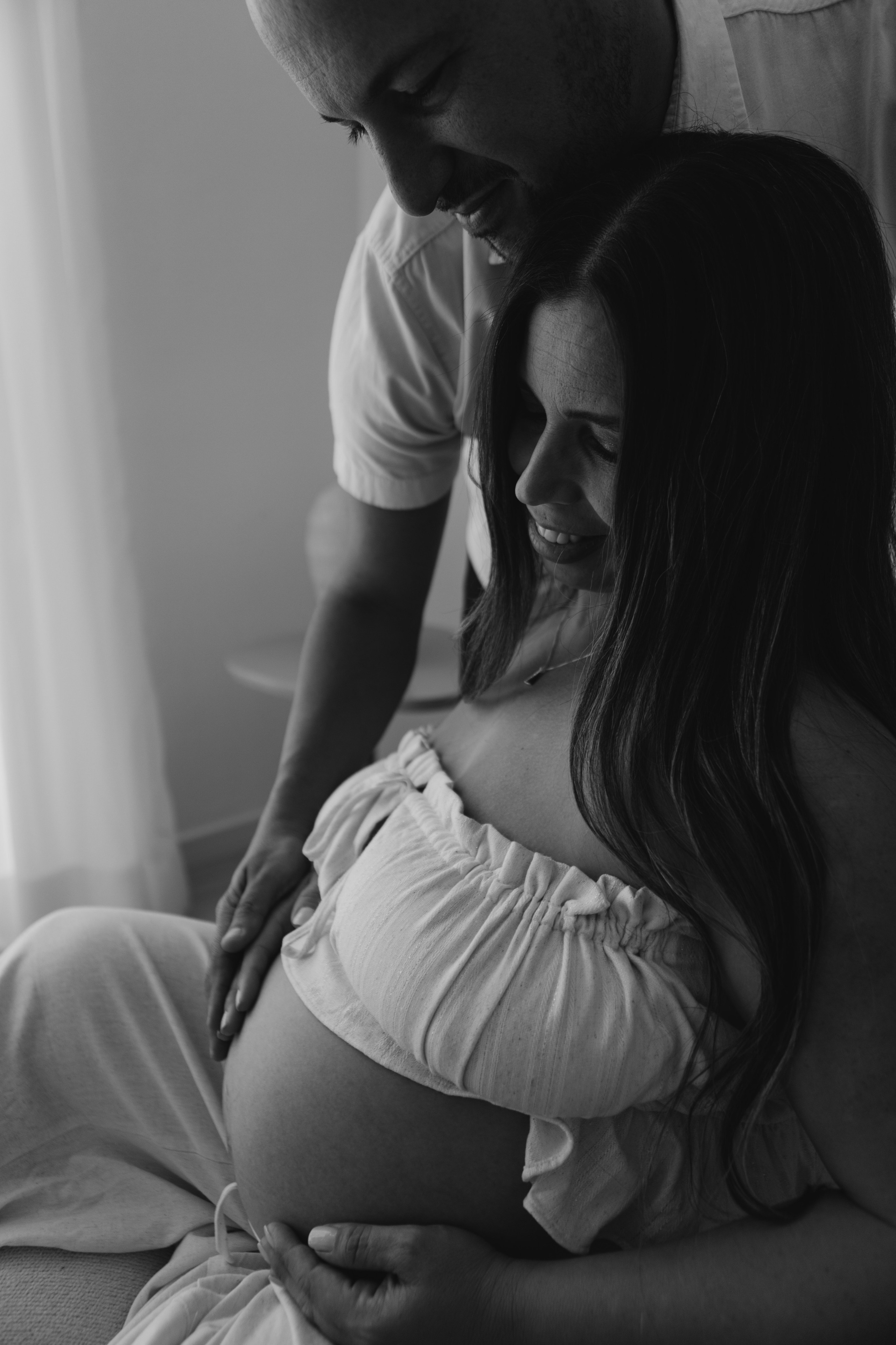 gestante com família em ensaio intimista em estúdio em Sorocaba