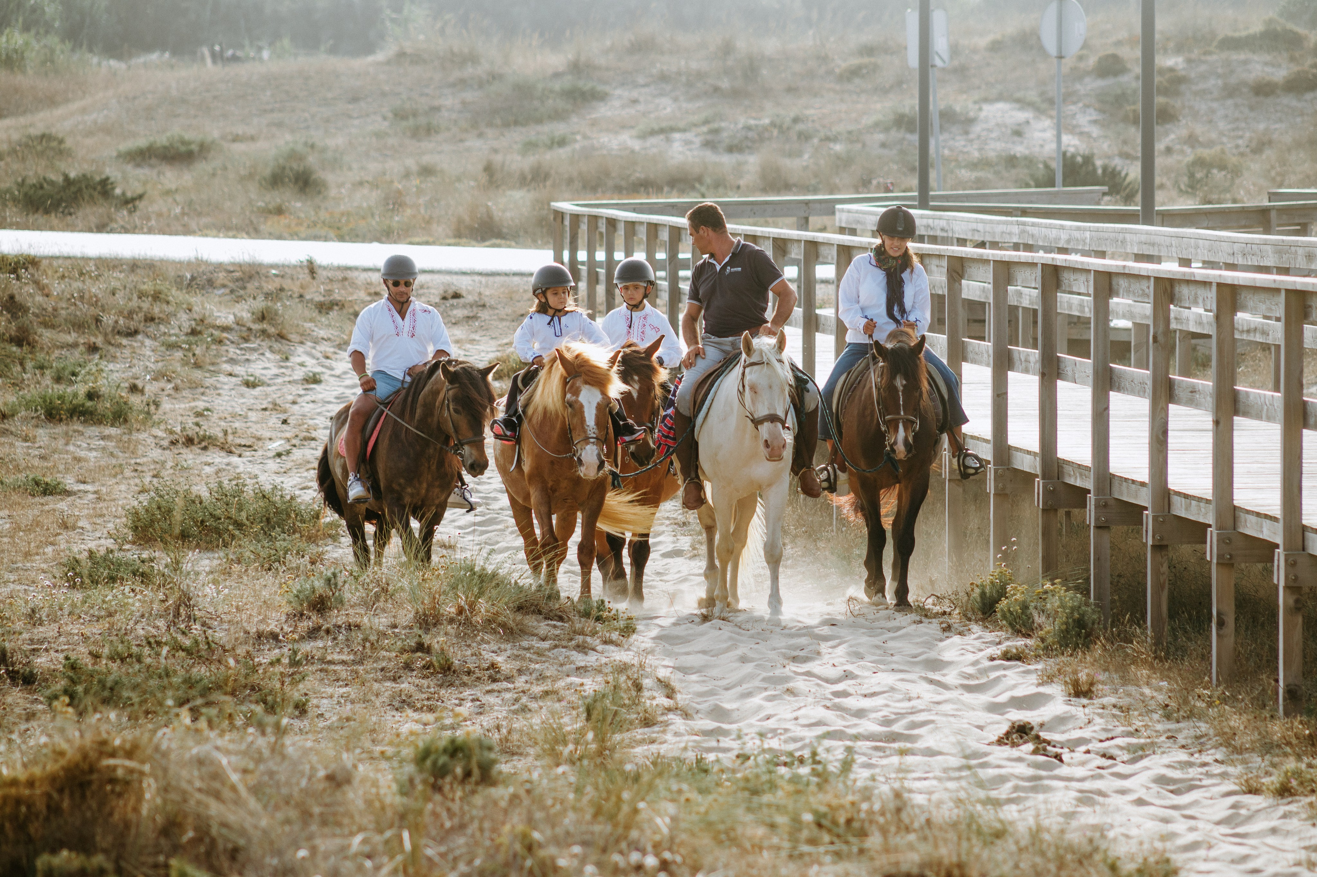 Marlene & Tiago com filhos. Passeios a Cavalo na Praia Peniche | Eco Salgados Agroturismo