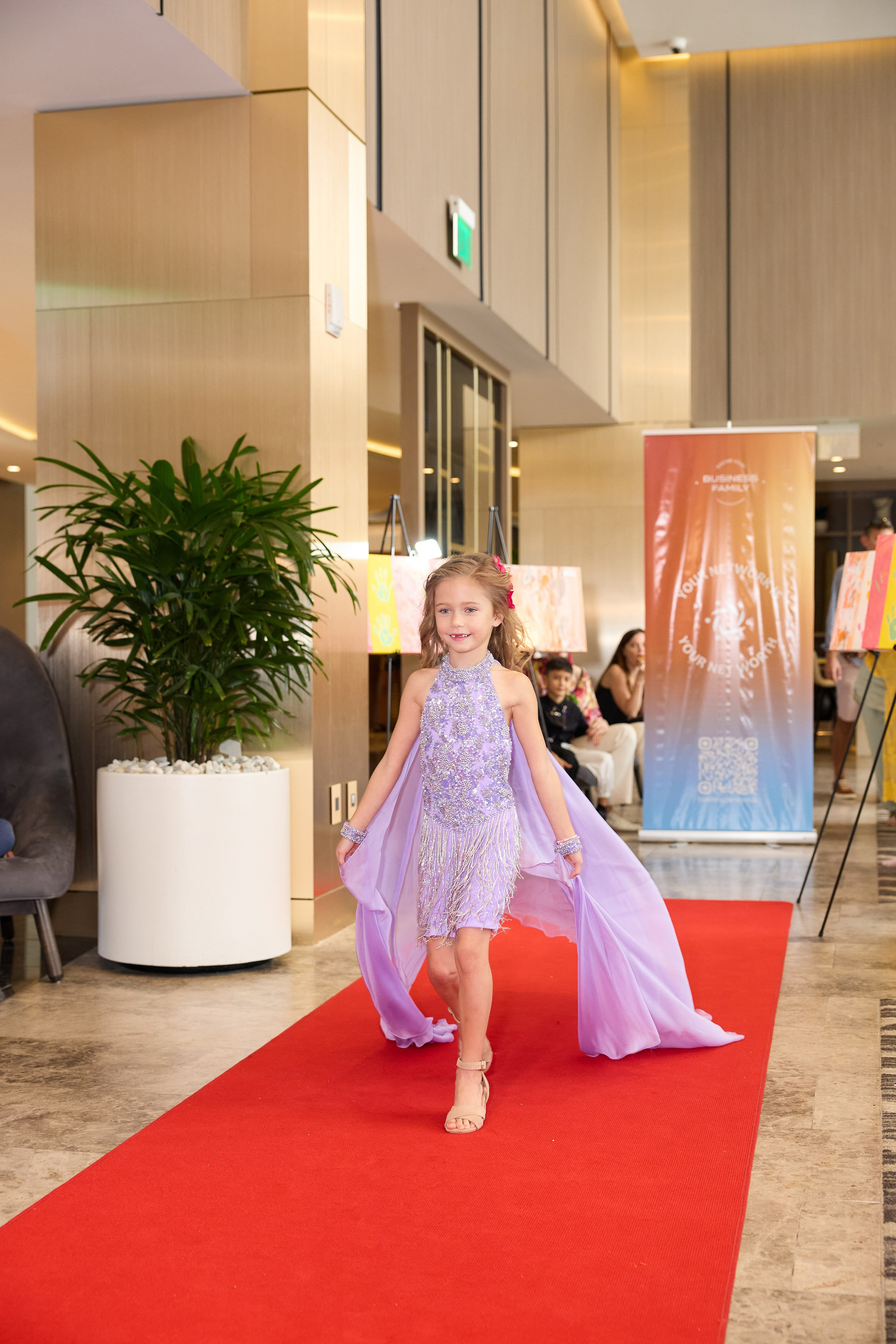 Авторская благотворительная художественная выставка Дианы Бортник. Фотограф Юлия Маковеева