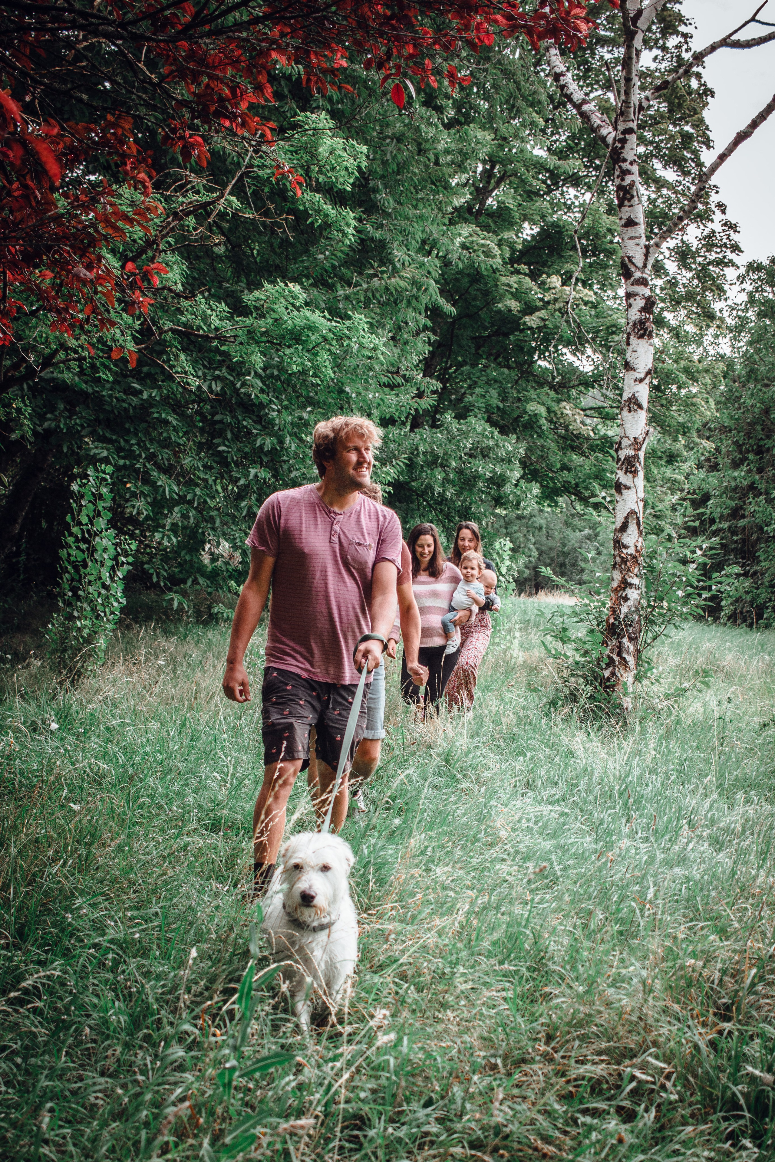 Photo de famille avec chien, séance lifestyle en extérieur près de Poitiers