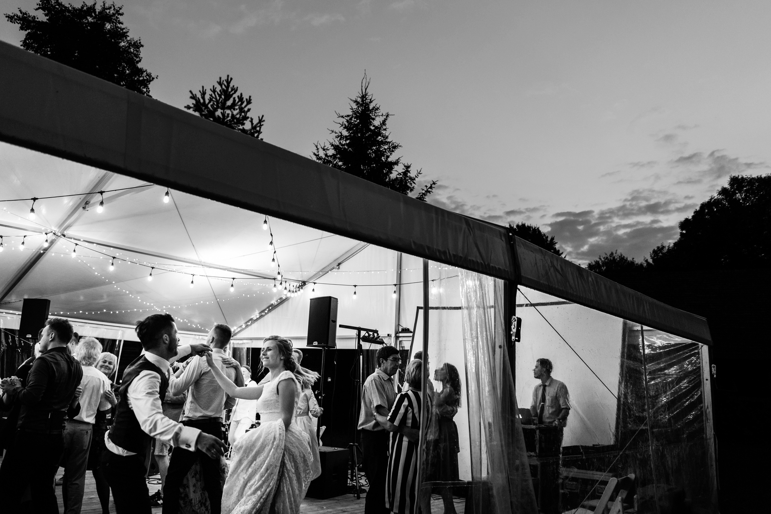 Kāzas lauku stilā. ROLFS VENDIŅŠ - KĀZU FOTOGRĀFS | Rīgā un visā Latvijā