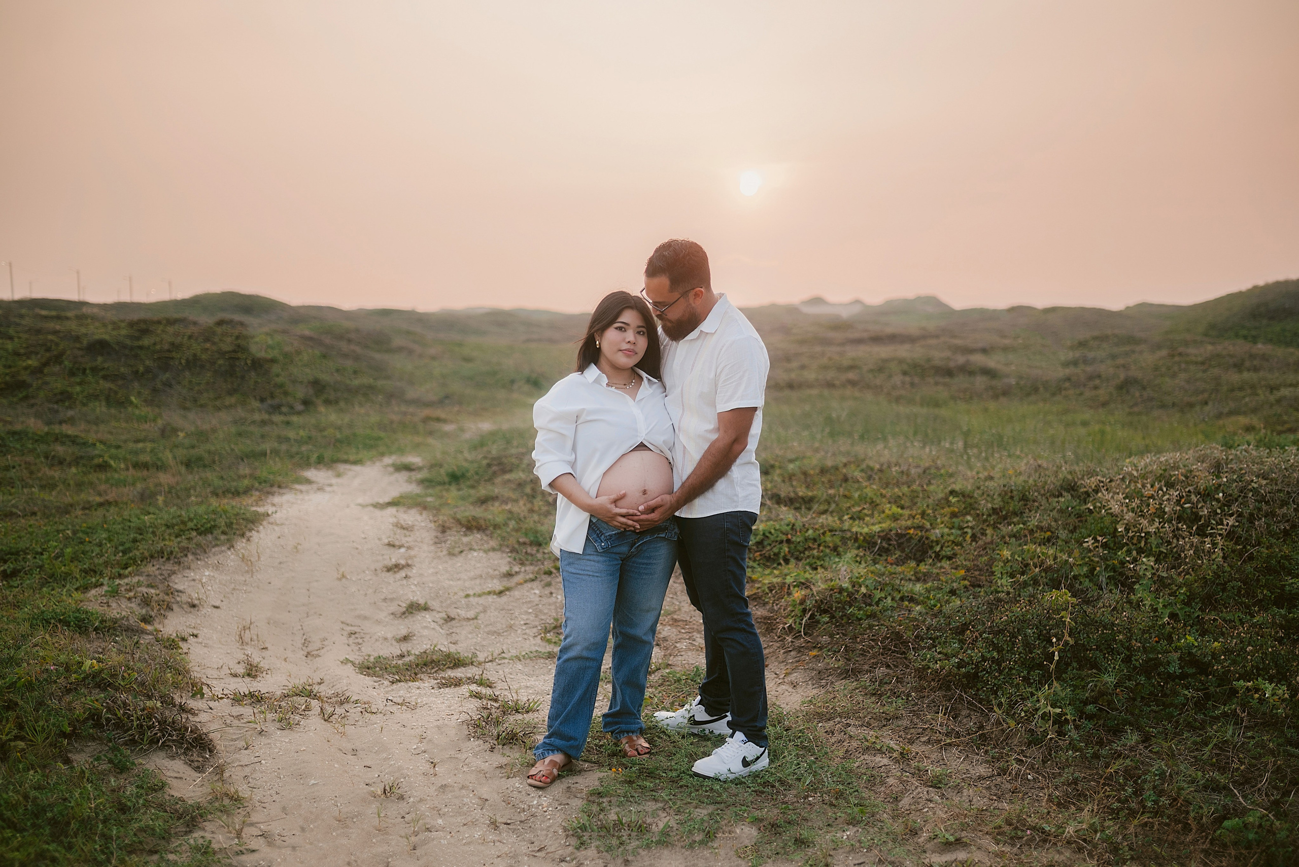 Maternity Pregnancy Session  Sesión embarazo Carlos RaGo Fotografía Papá abrazando a mamá embarazada en sesión fotográfica