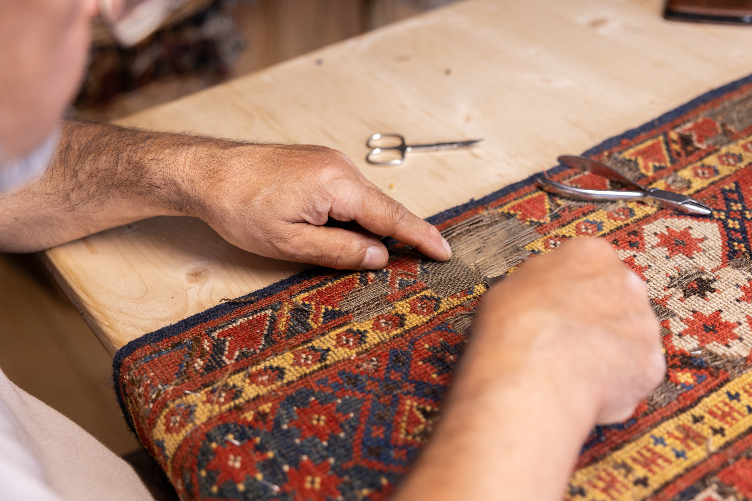 Teppichrestaurator, Salzburg, 2024. Guzel Kolobova| Fotografin| Salzburg