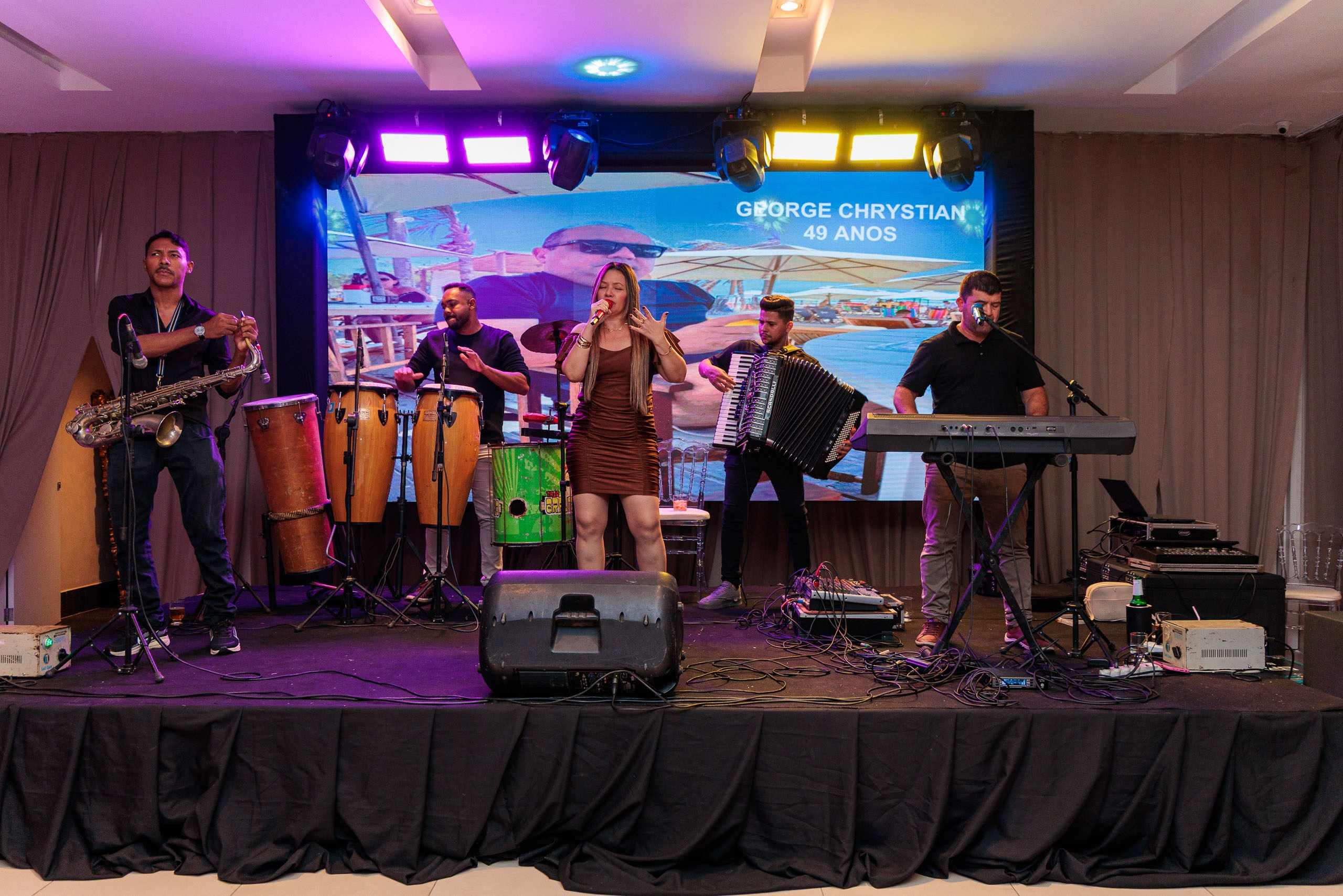 Festa de aniversário adulto, com show ao vivo em ambiente perfeito para festas