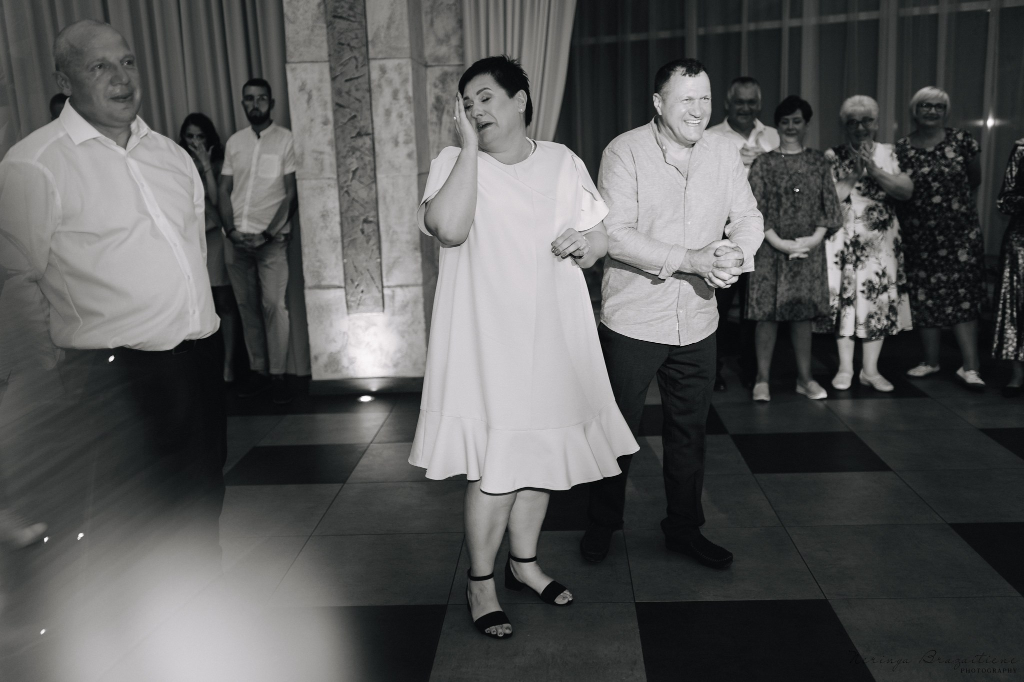 Vestuvinė fotosesija Kaune, Vienybės aikštėje, prie Lietuvos banko