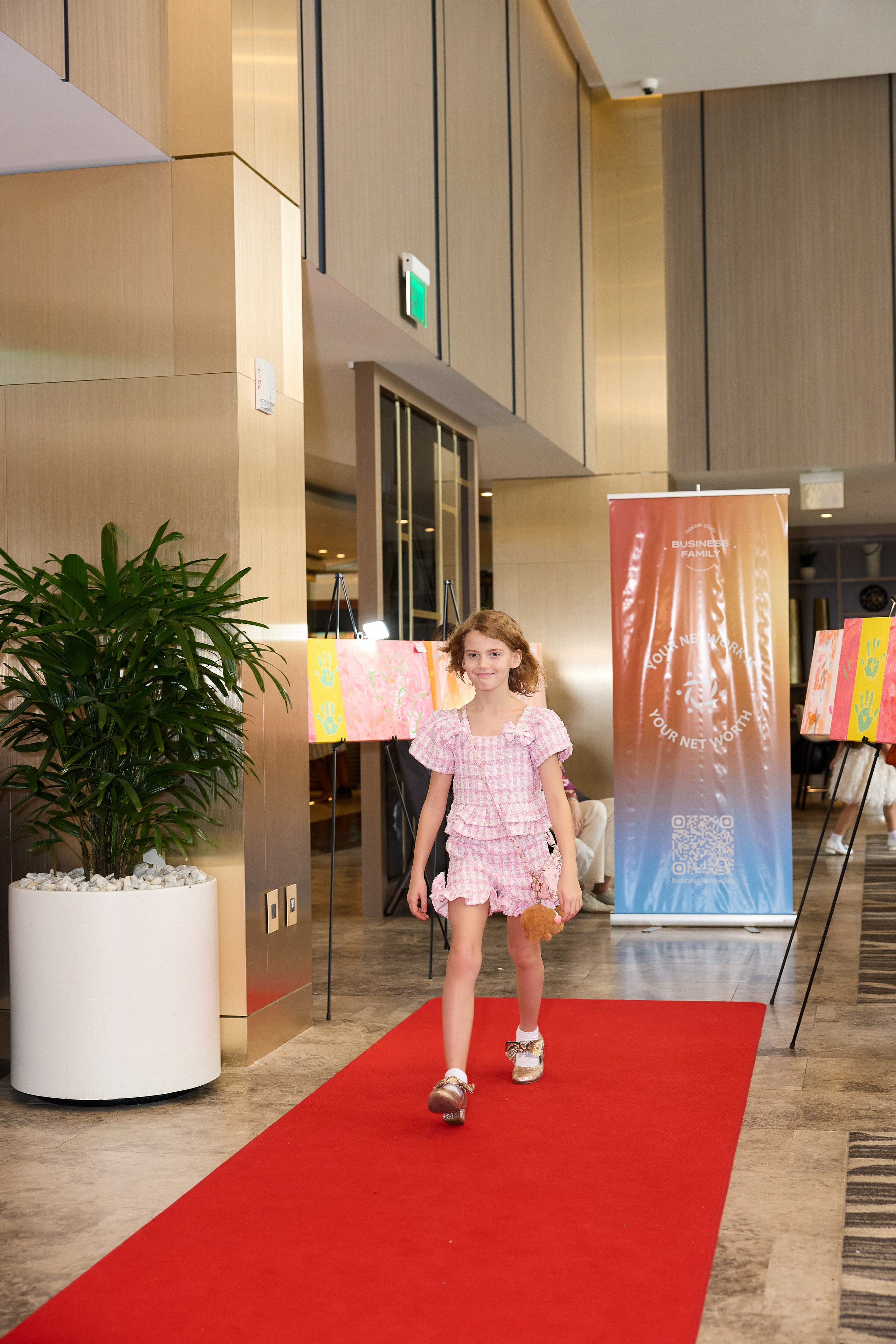 Авторская благотворительная художественная выставка Дианы Бортник. Фотограф Юлия Маковеева