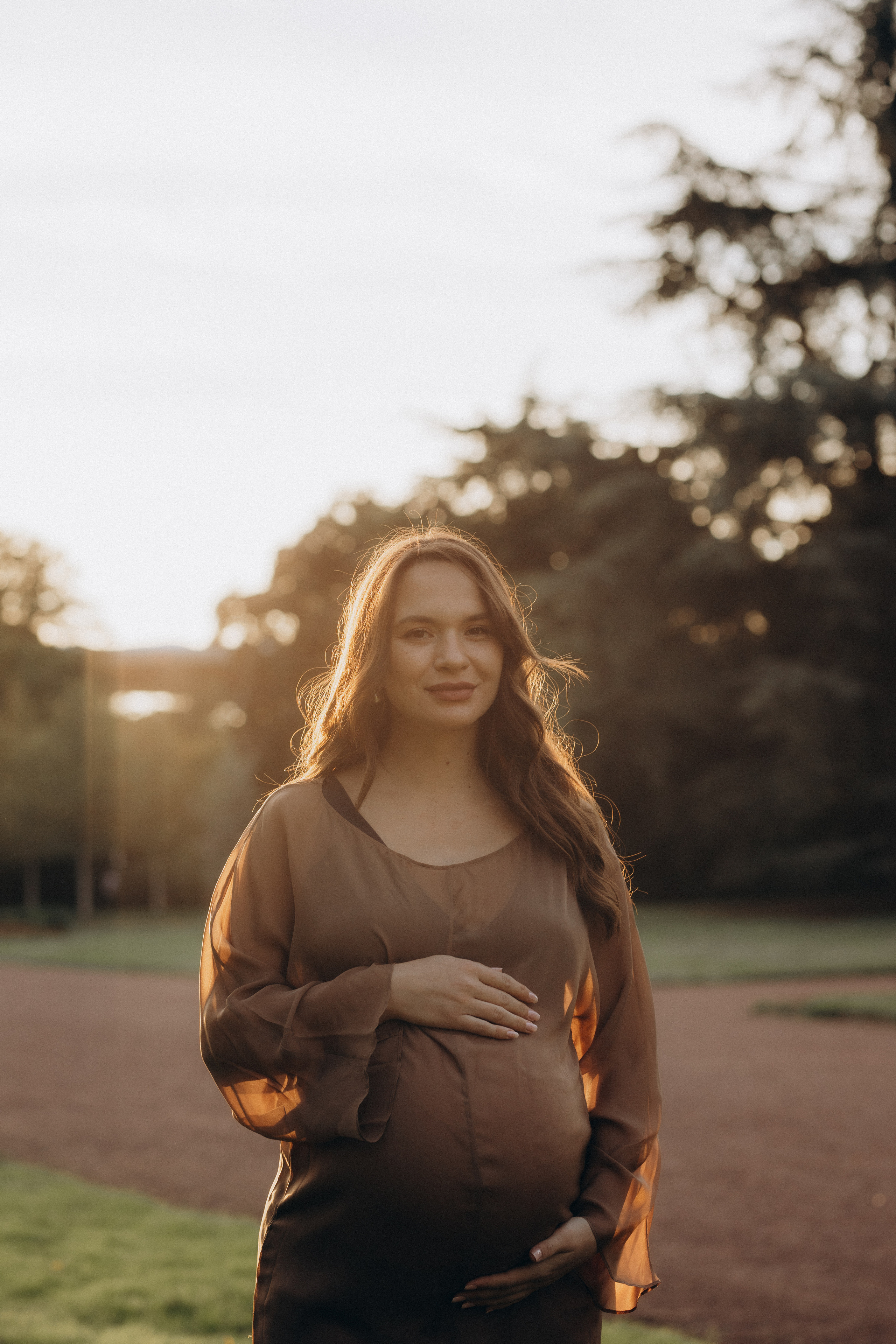 Babybauch beim Sonnenuntergang. Familien & Hochzeitfotografin Nadja Holzmann