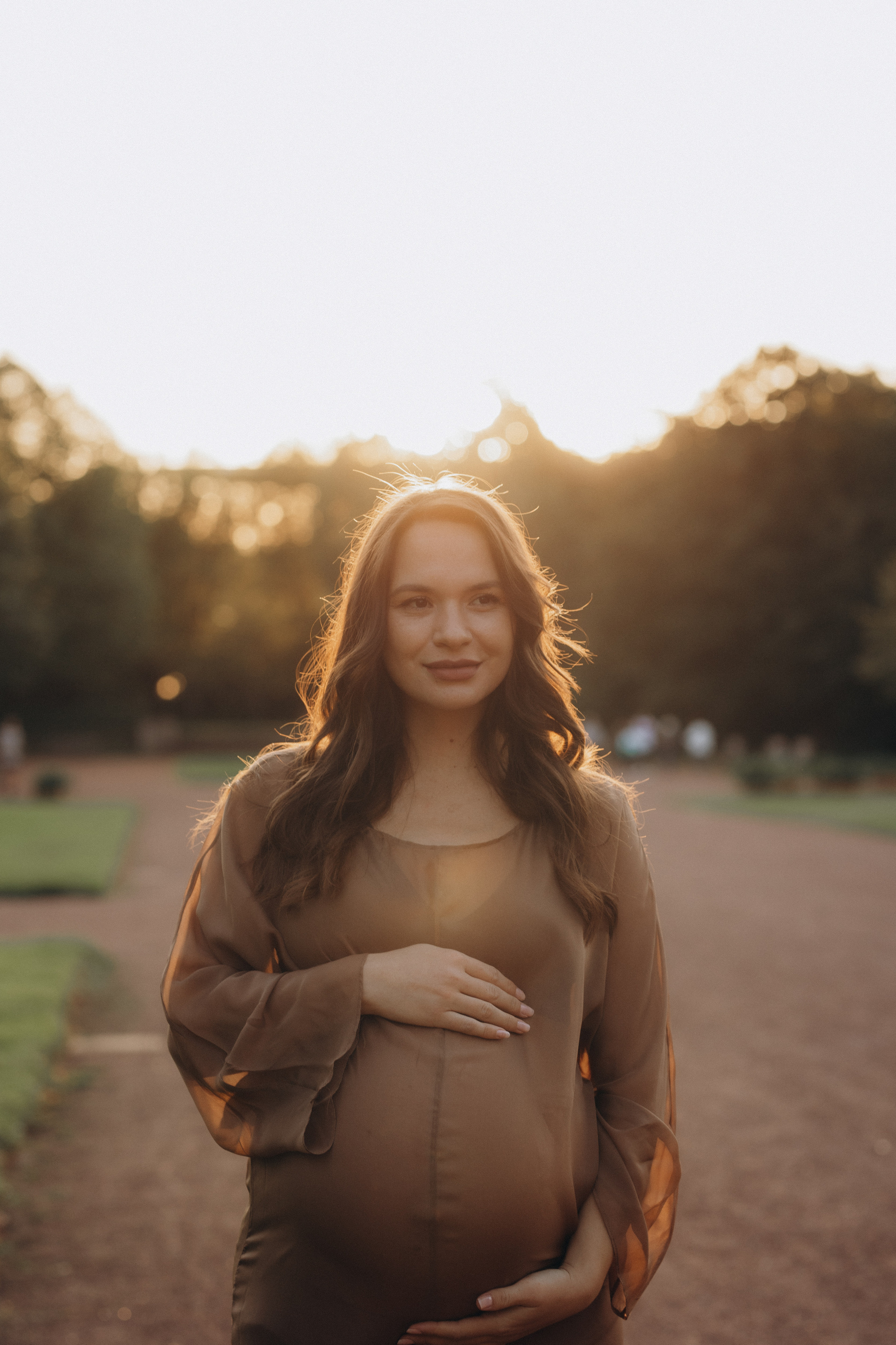 Babybauch beim Sonnenuntergang. Familien & Hochzeitfotografin Nadja Holzmann
