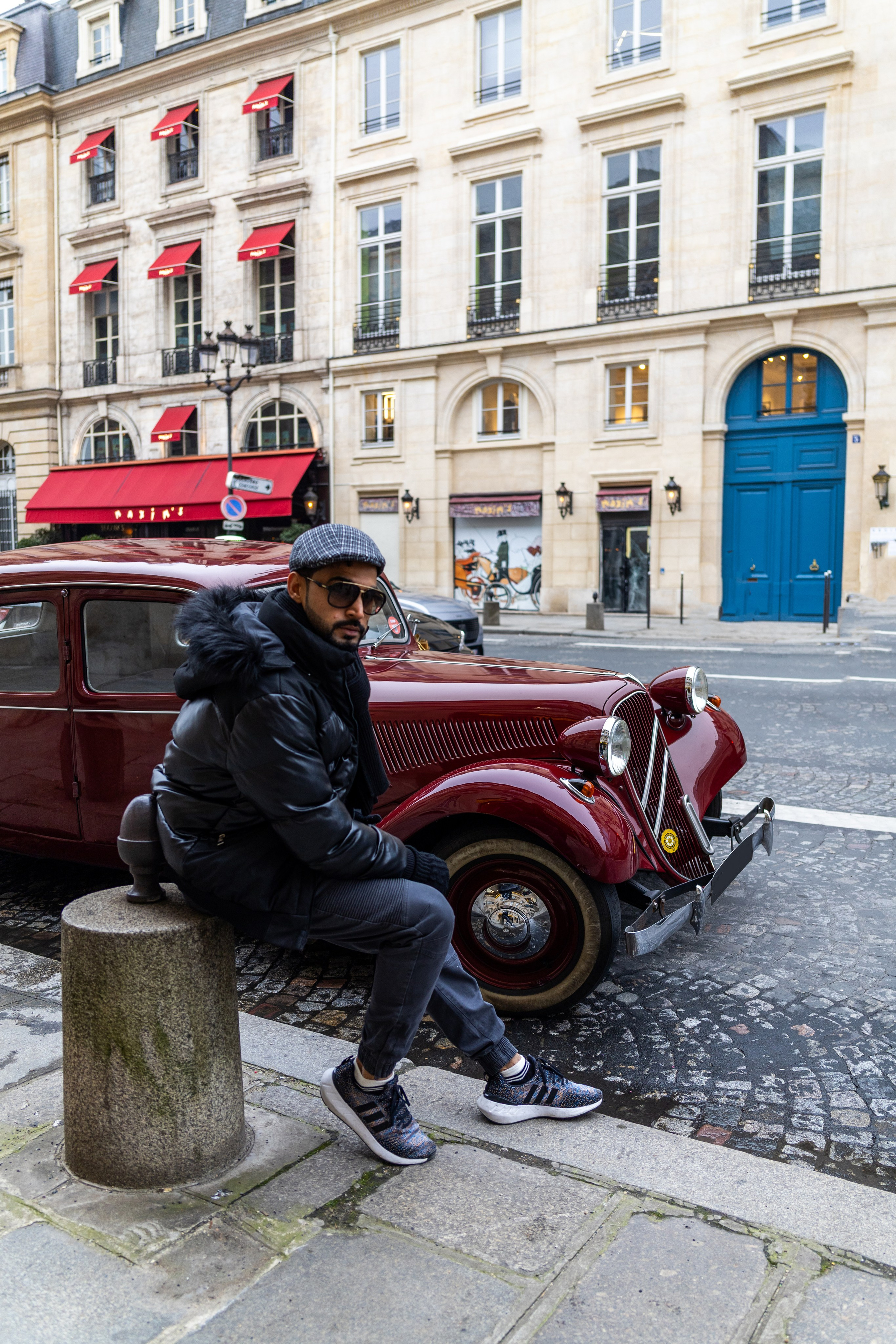 Vintage car. Director — Photo & Video Paris